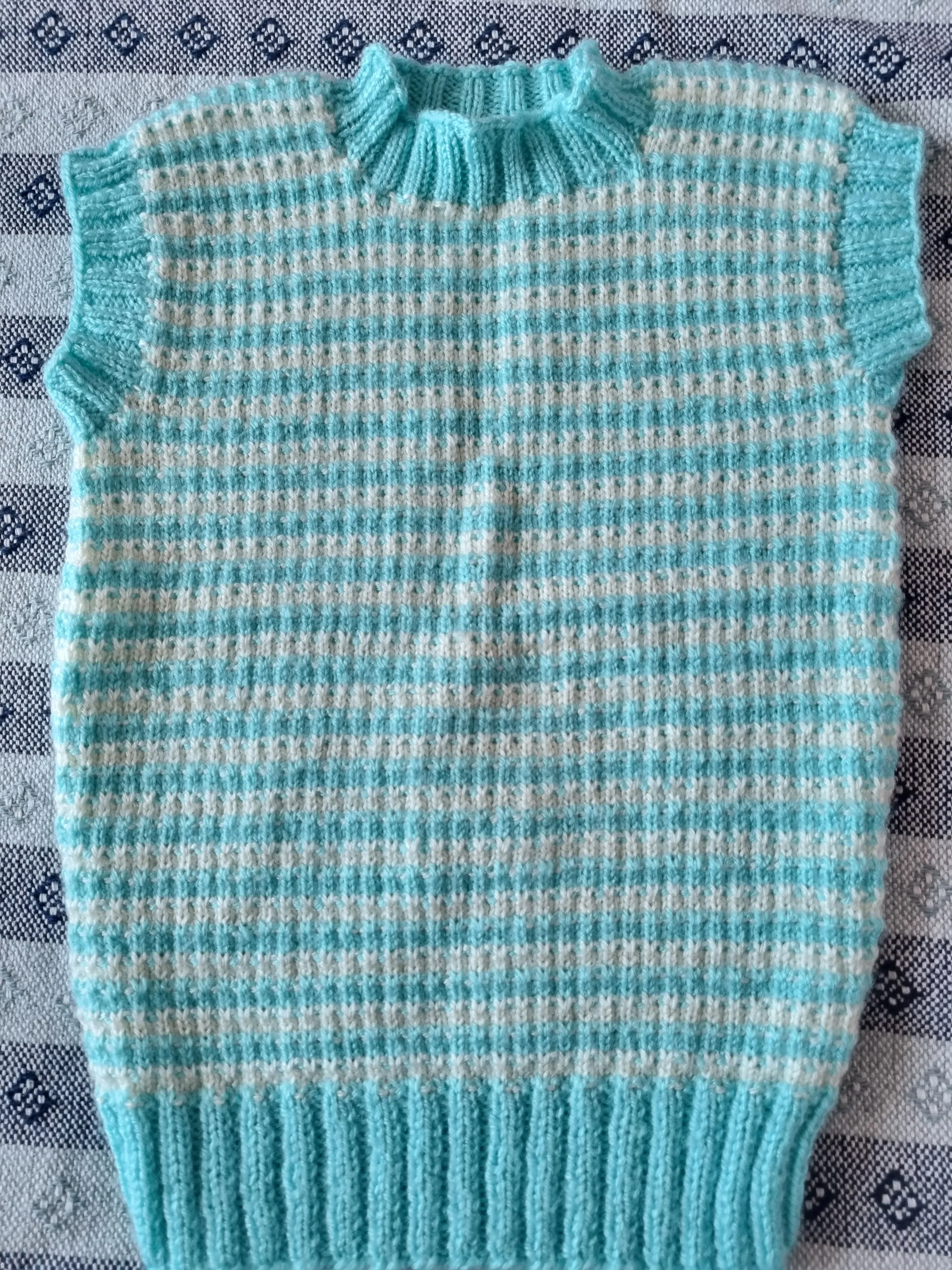 Mavi Beyaz Şiş Örgü Desenli Yenidoğan Bebek Süveteri