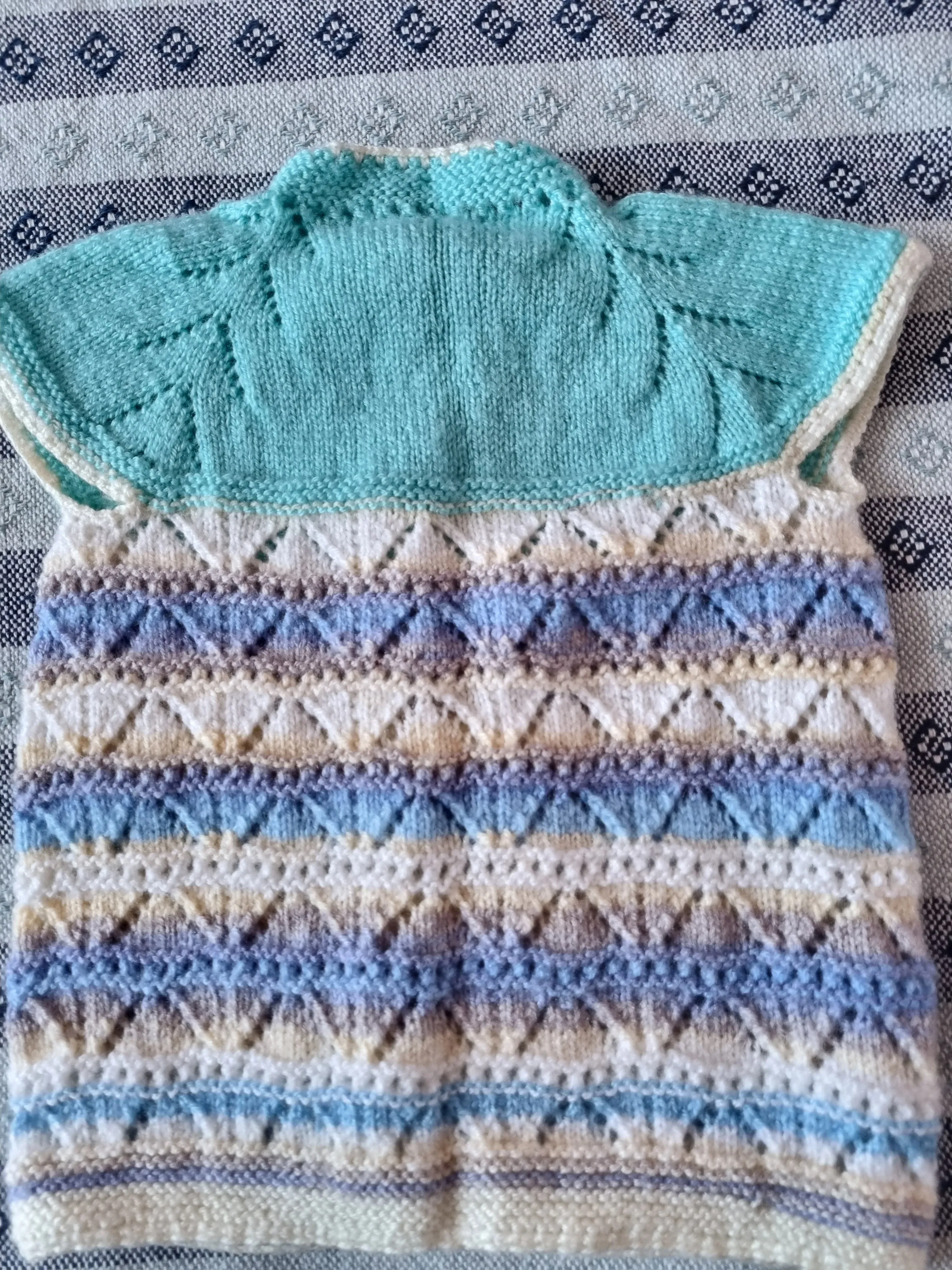 Örgü Desenli Yenidoğan Bebek Yeleği - Mavi ve Beyaz Renklerde