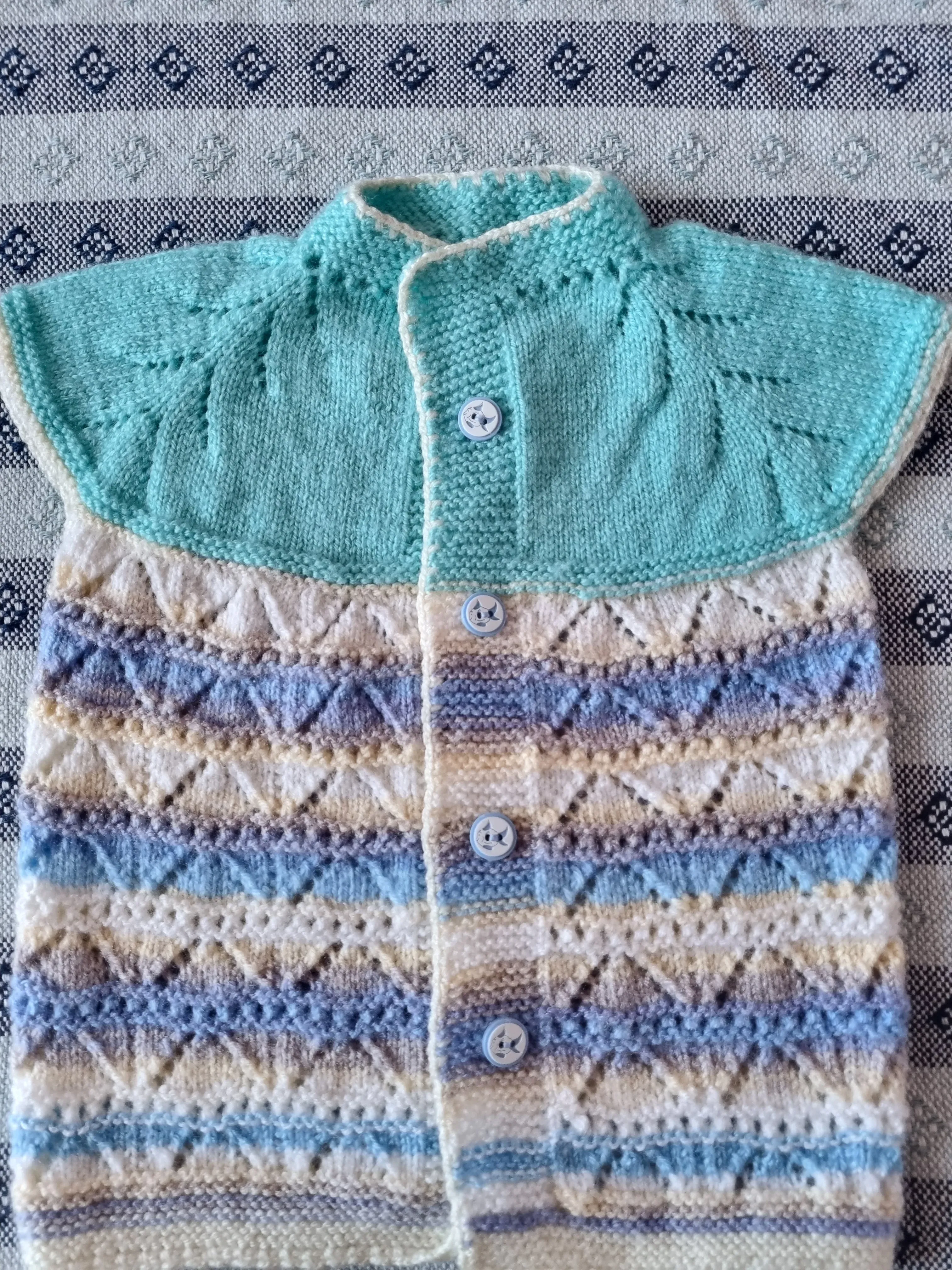Örgü Desenli Yenidoğan Bebek Yeleği - Mavi ve Beyaz Renklerde