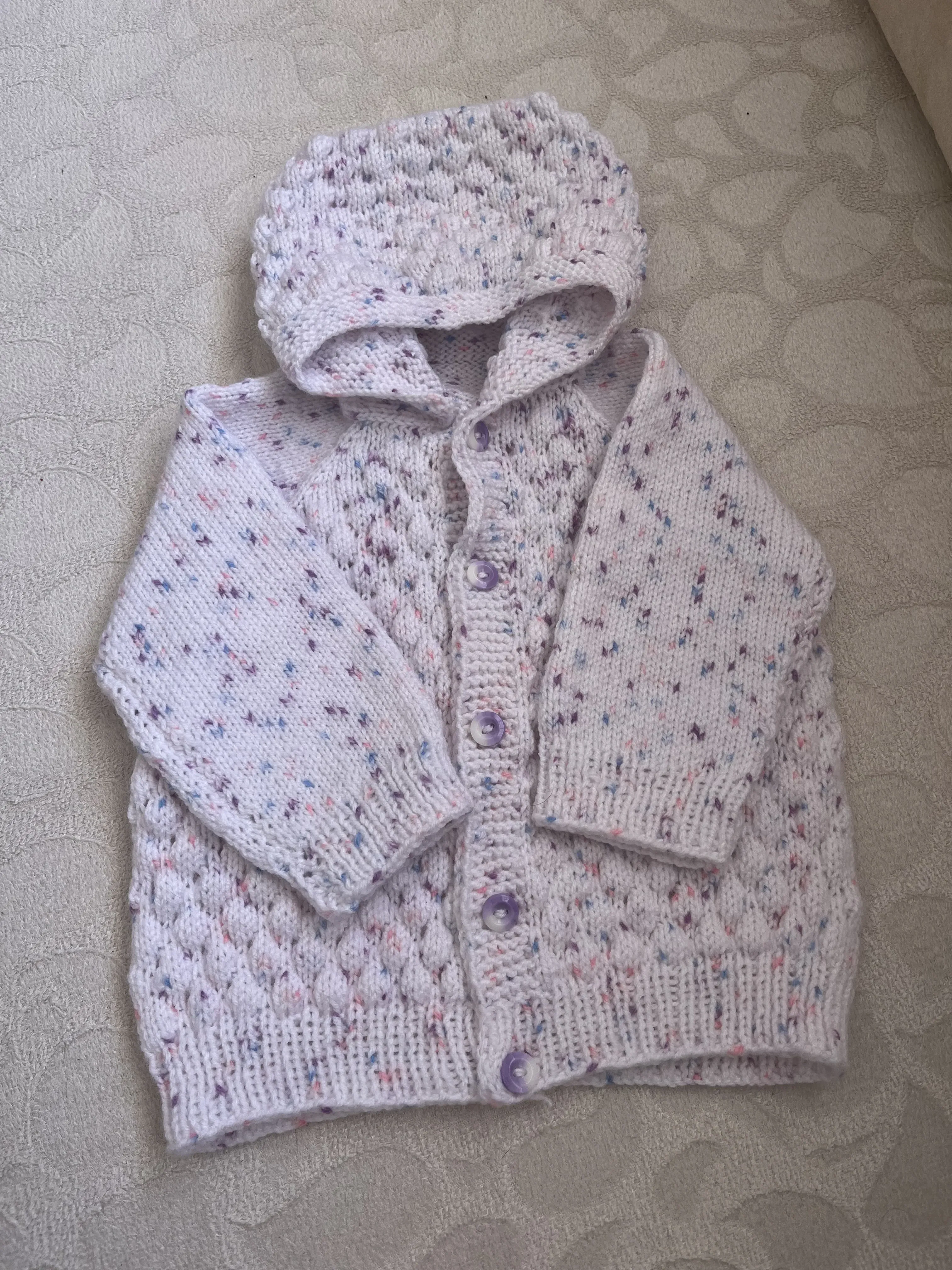 Kapşonlu Ebruli Kız Bebek Hırka - El Örgüsü Yumuşacık Bebek Hırkası