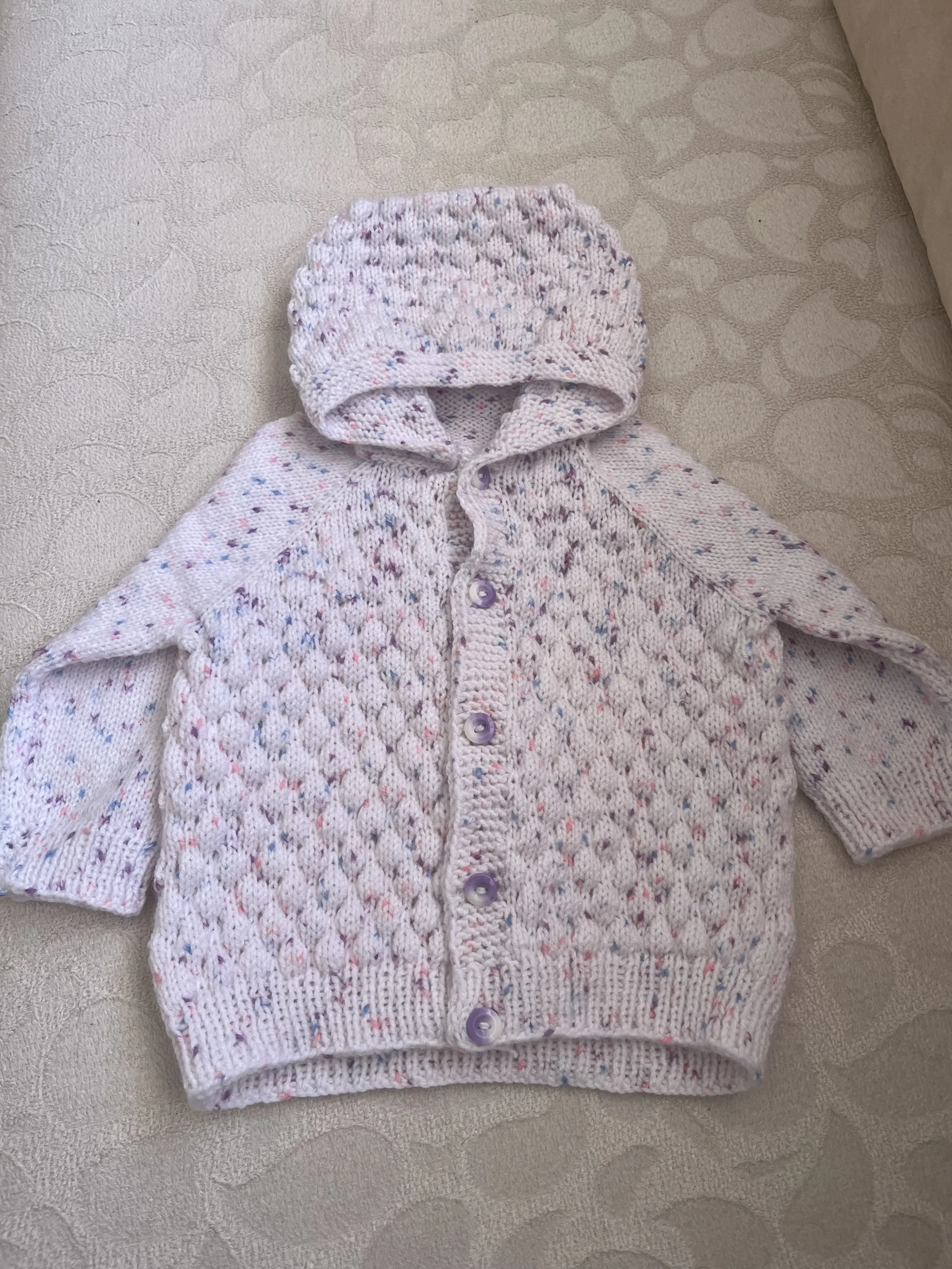 Kapşonlu Ebruli Kız Bebek Hırka - El Örgüsü Yumuşacık Bebek Hırkası