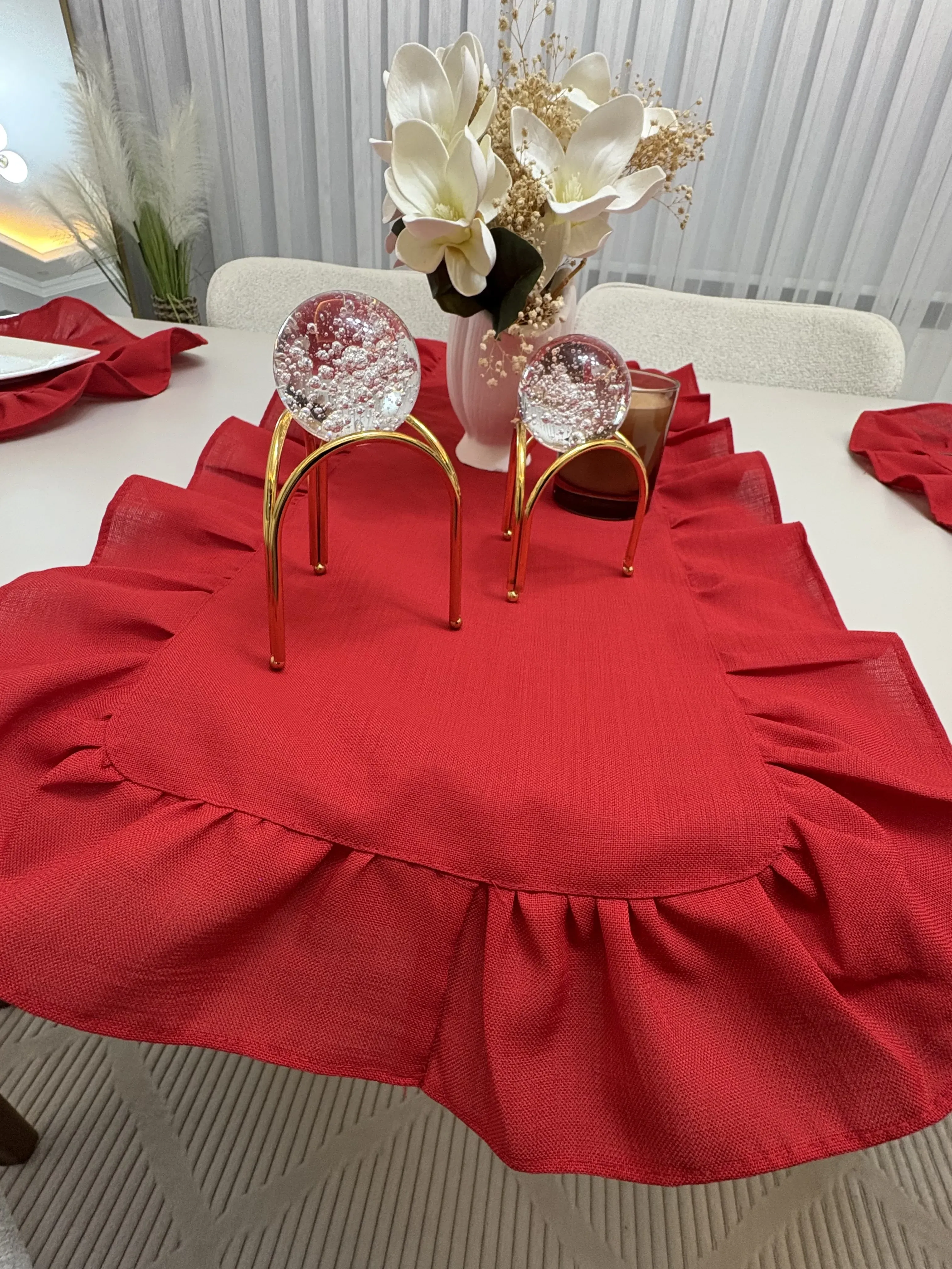 Kırmızı Fırfırlı Masa Koşucusu – Şık Dekoratif Runner, Pamuklu Masa Örtüsü, Sofra ve Salon Dekoru