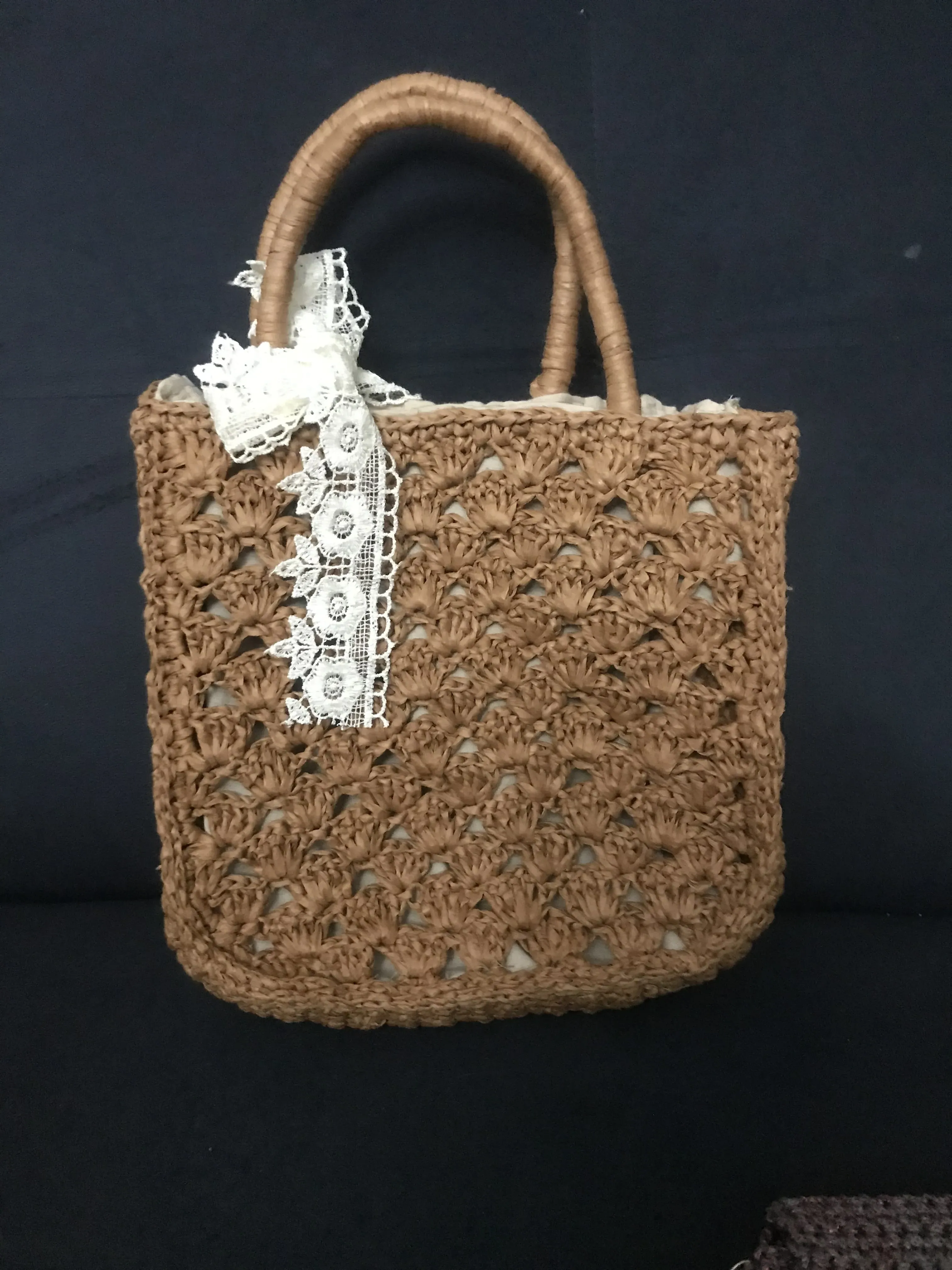 Kahverengi Rafya İpten Örme Çanta - Dantel Detaylı Şık Tasarım