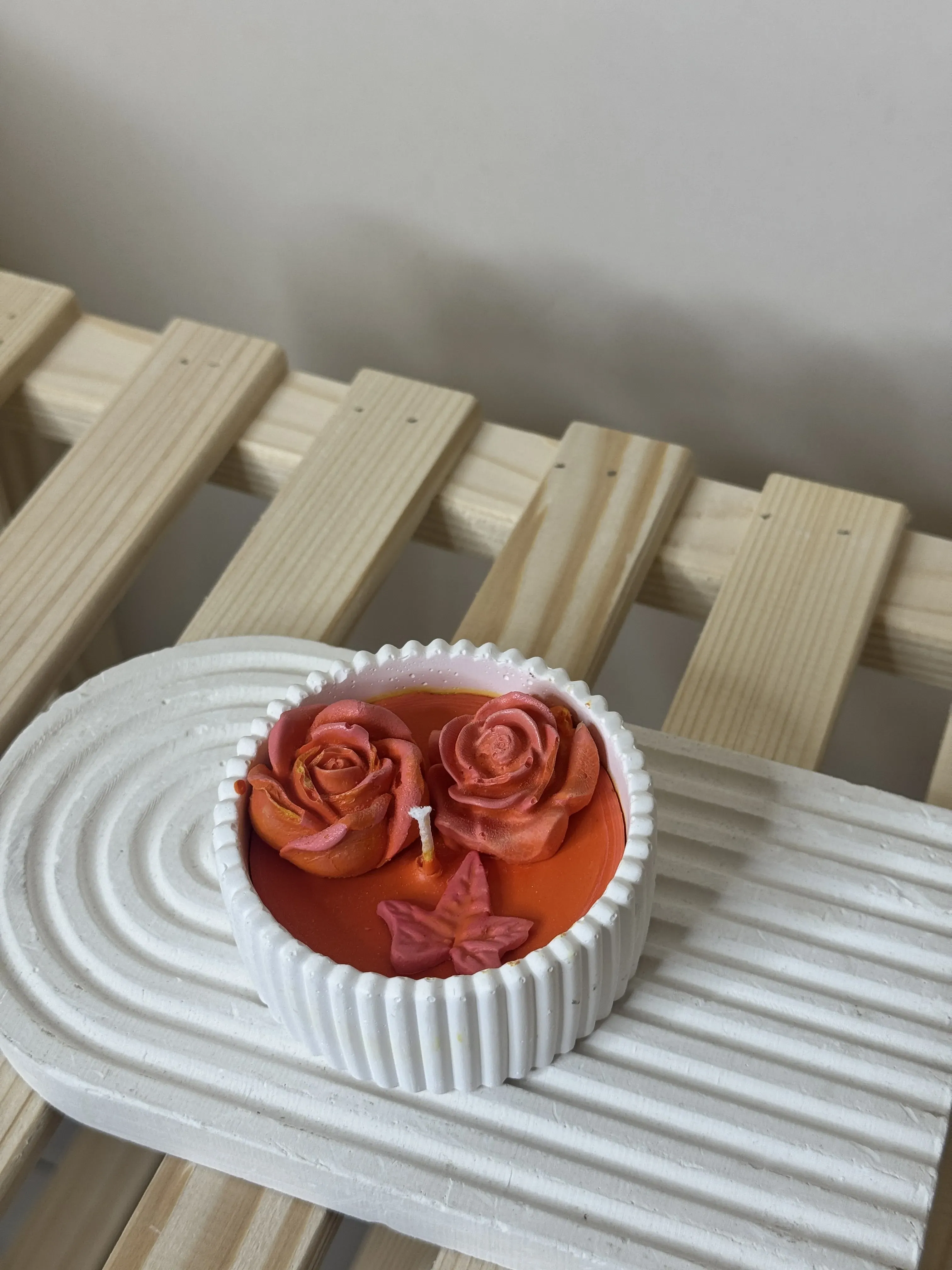 Turuncu Renkli Dekoratif Kase Mum - El Yapımı Gül ve Yıldız Detaylı