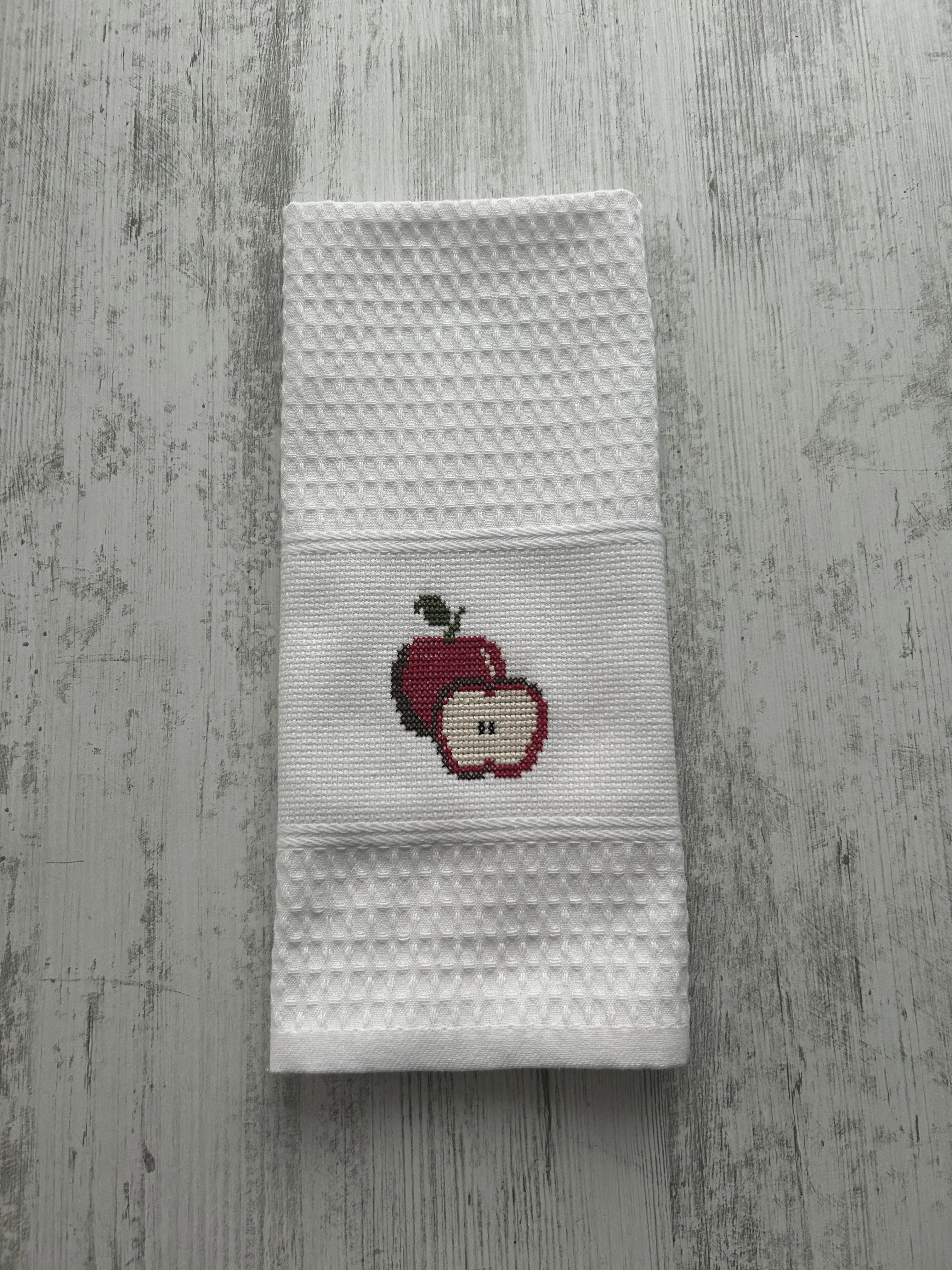 Elma Desenli Etamin İşlemeli Mutfak Havlusu – El Yapımı Kanaviçe Havlu, Hediyelik Mutfak Aksesuarı