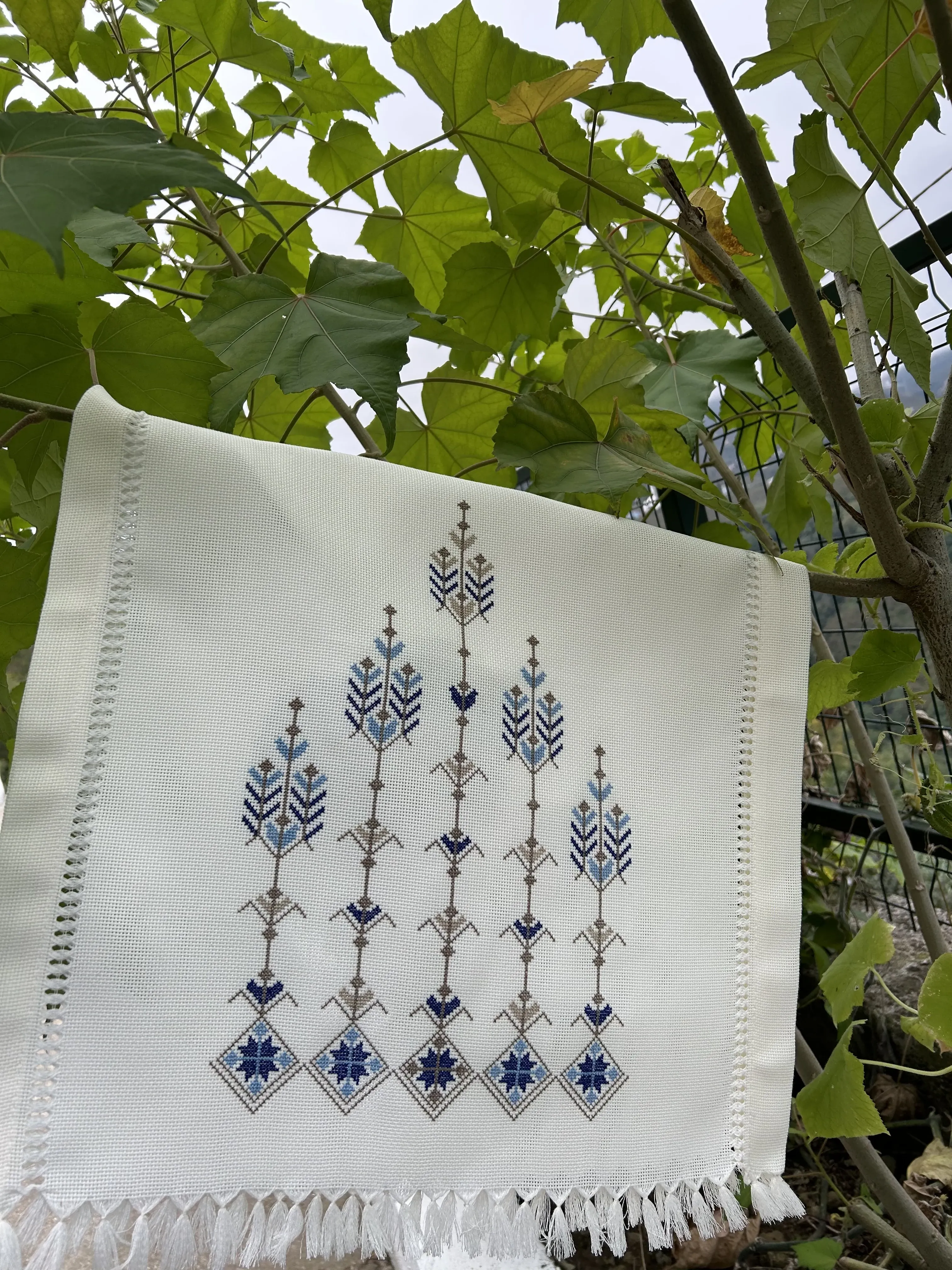 Beyaz Pamuklu Nakışlı Salon Yemek Masası Runner - El İşlemesi