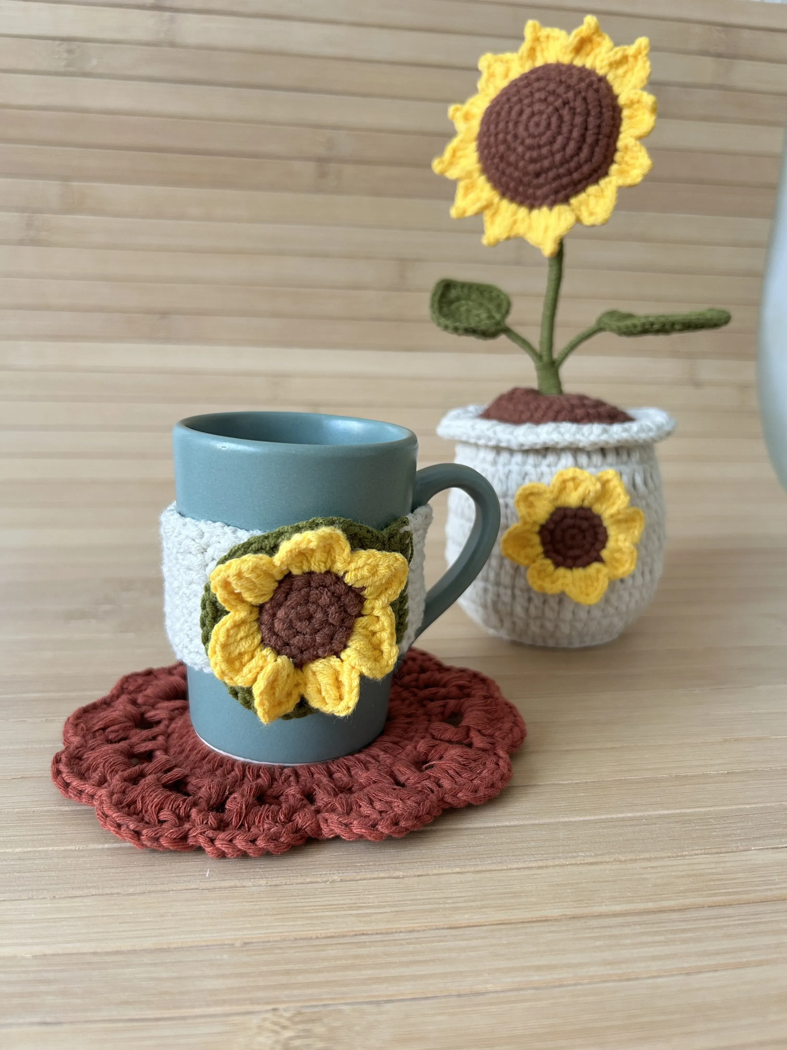 Örgü Ayçiçeği Desenli Kupa Bardak, Bardak Altlığı ve Saksı Seti