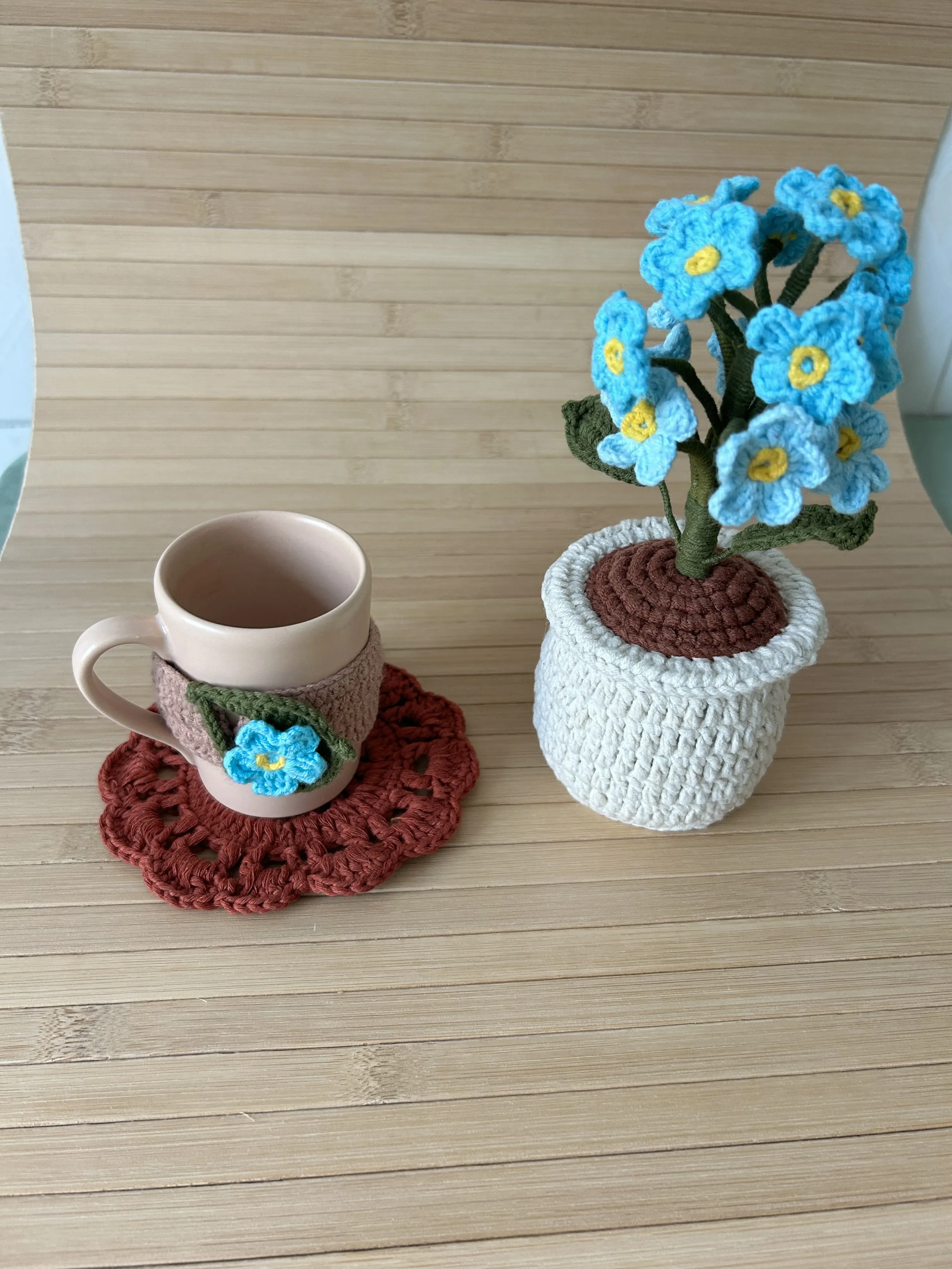 Turkuaz Beni Unutma Çiçeği Detaylı Örgü Bardak Kılıfı ve Altlığı