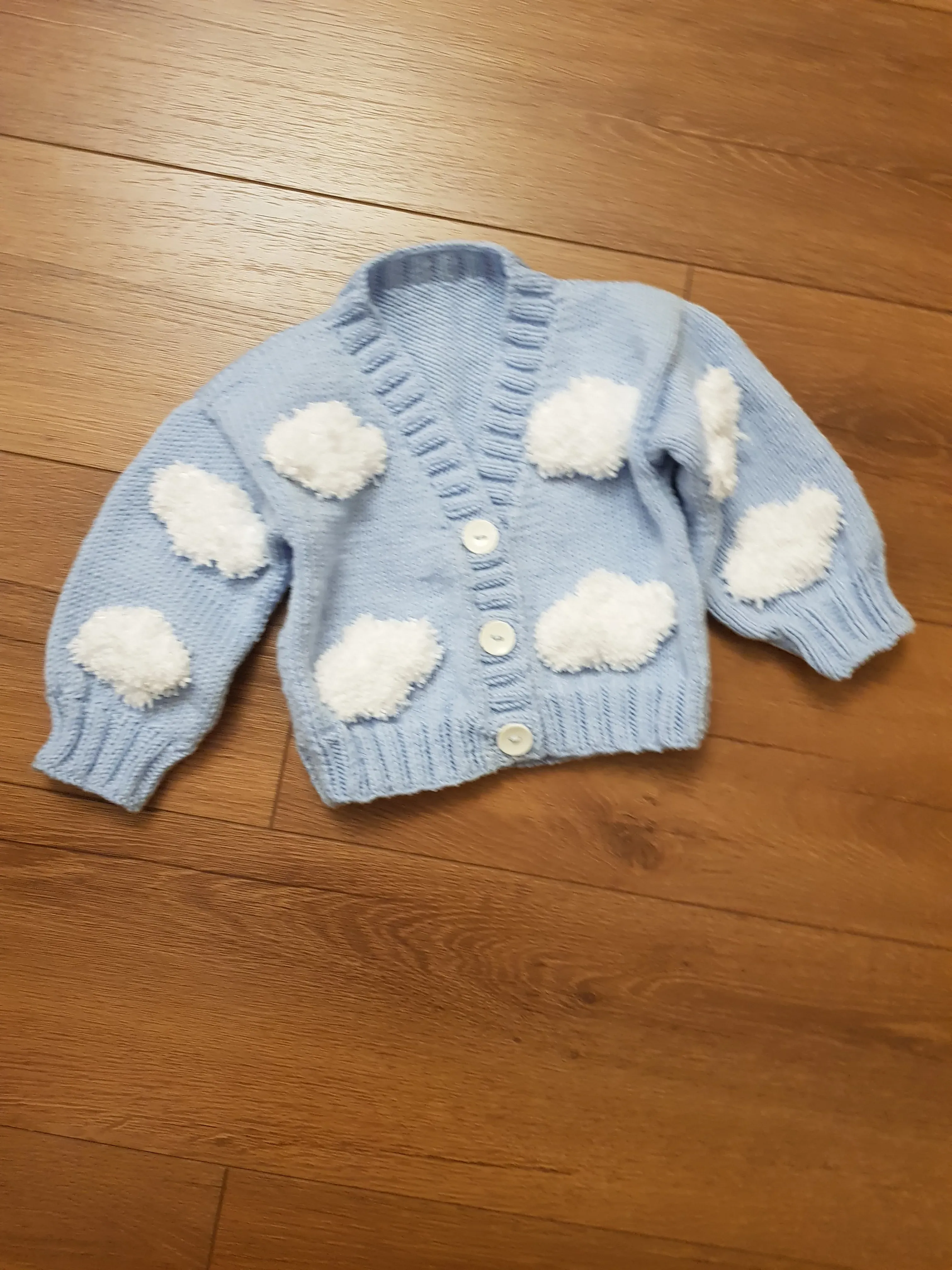 Mavi Bulut Desenli Örgü Bebek Hırkası - El Emeği Triko Hırka