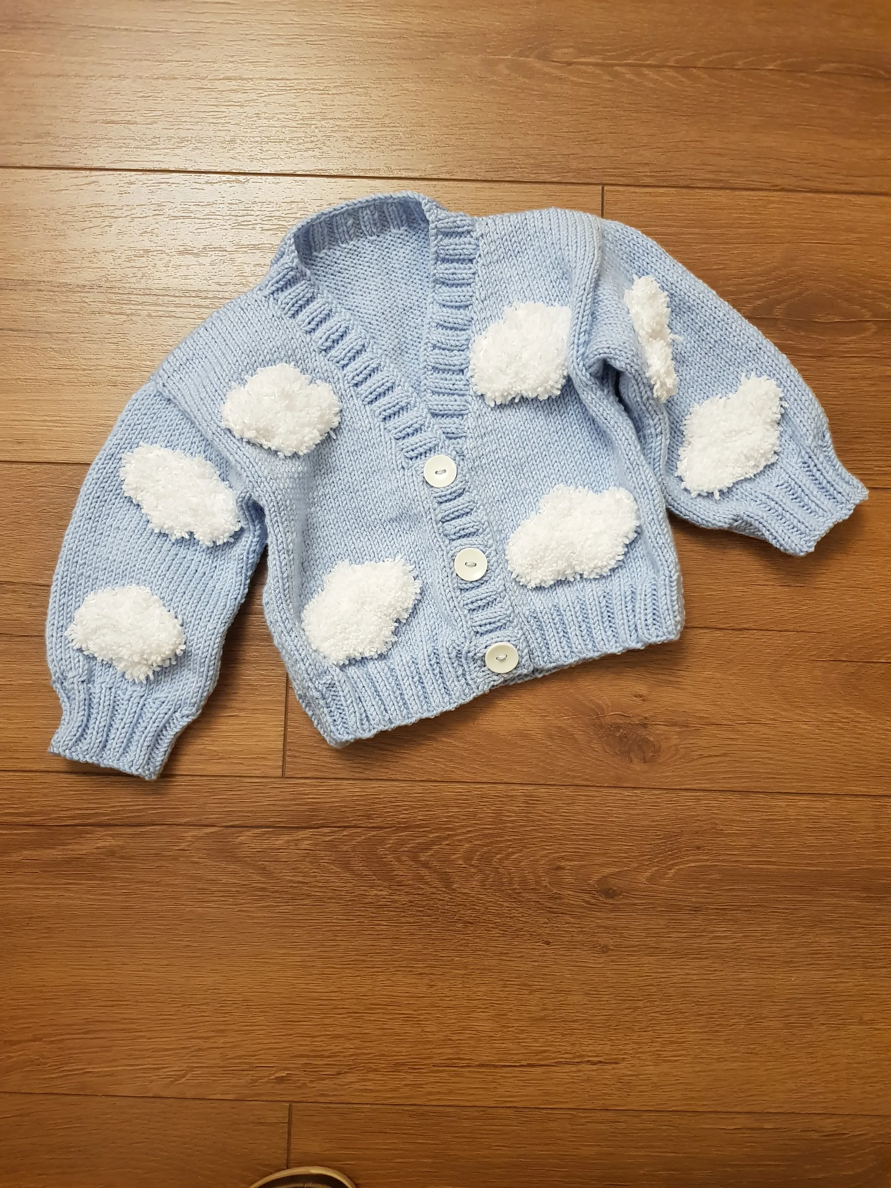 Mavi Bulut Desenli Örgü Bebek Hırkası - El Emeği Triko Hırka