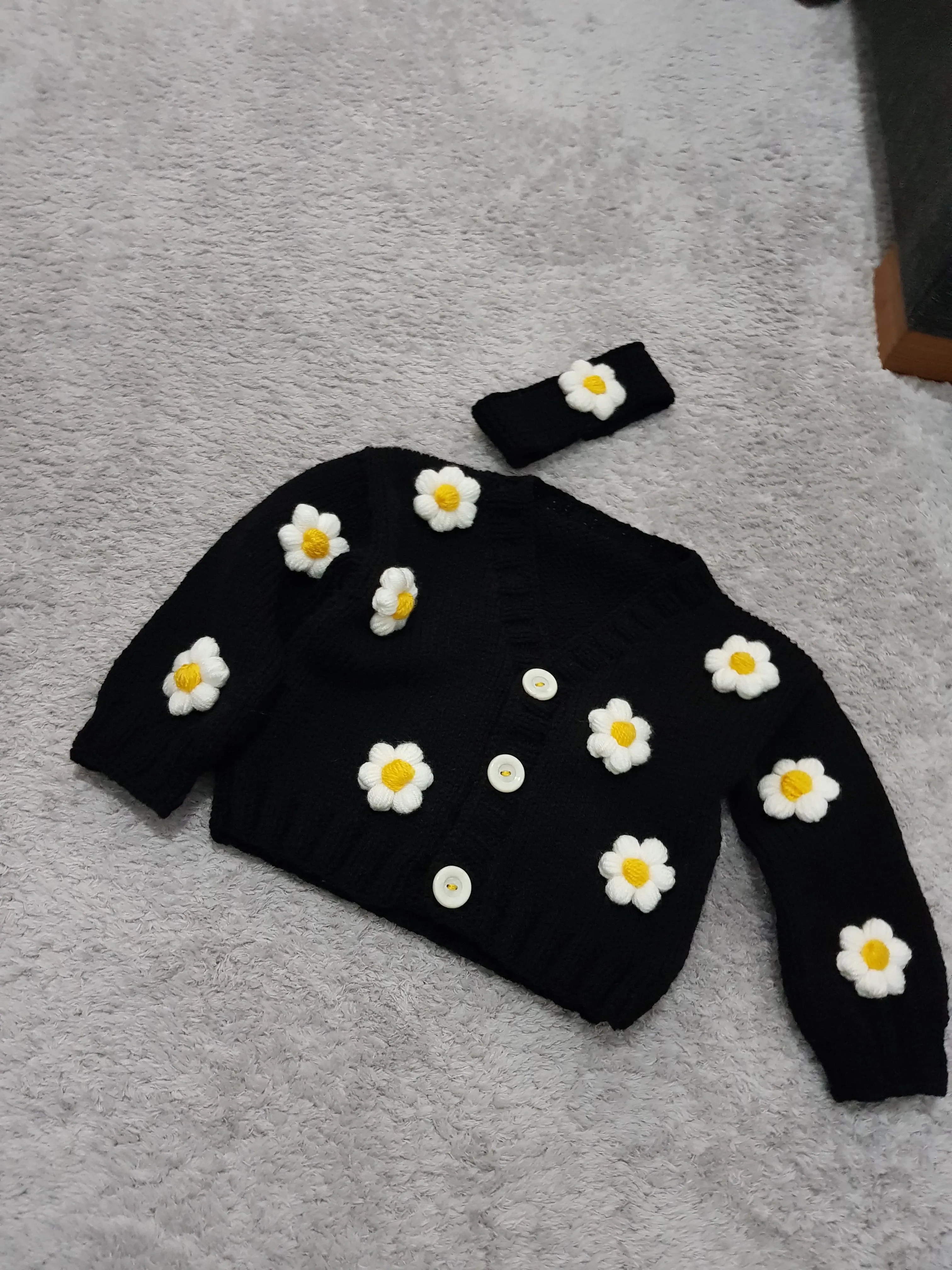 Siyah Örgü Çocuk Crop Hırka - Papatya Desenli, Düğmeli - El Emeği