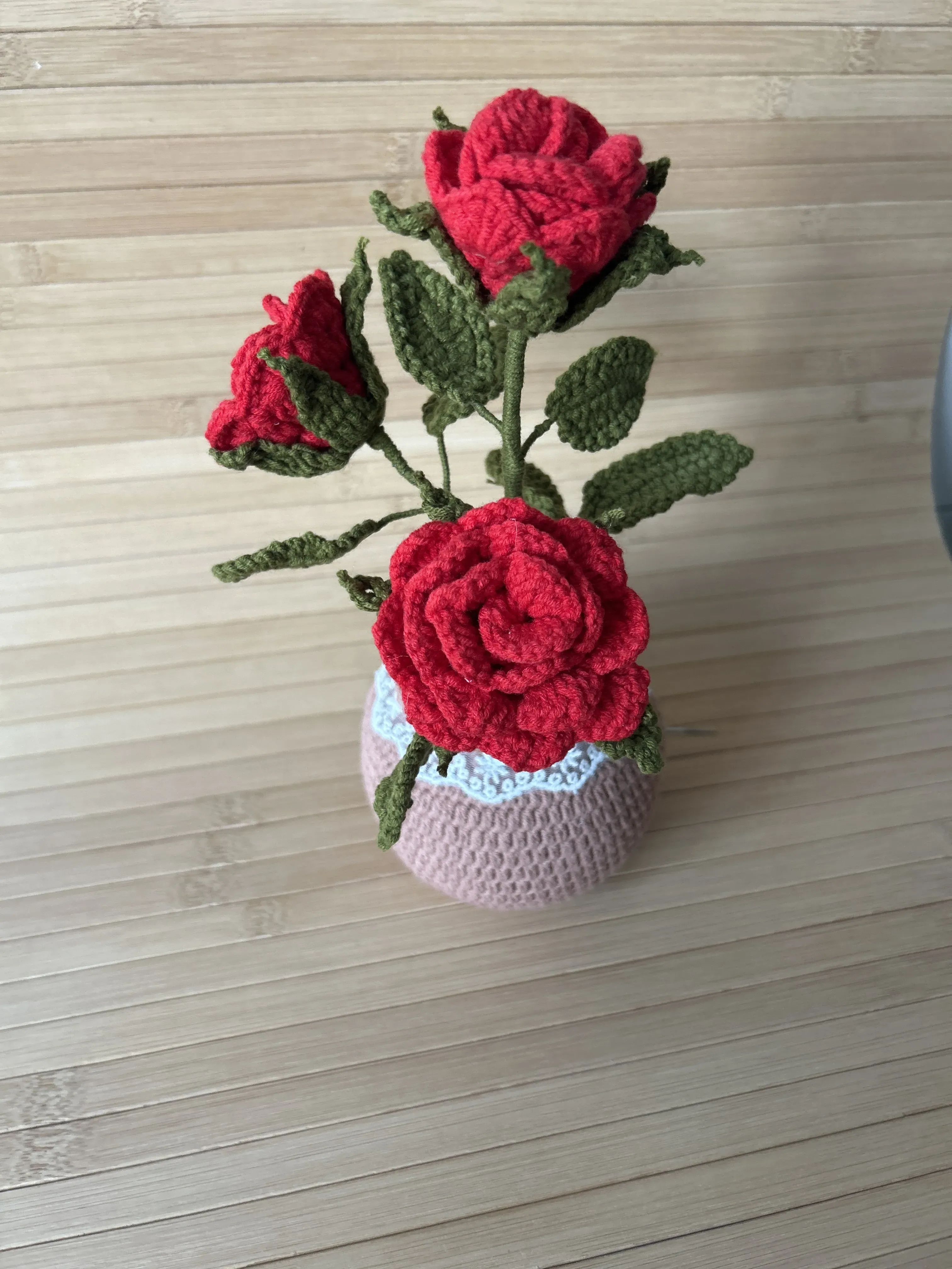 Örgü Kırmızı Gül ve Karamel Saksı Dantel Detaylı Dekoratif Çiçek