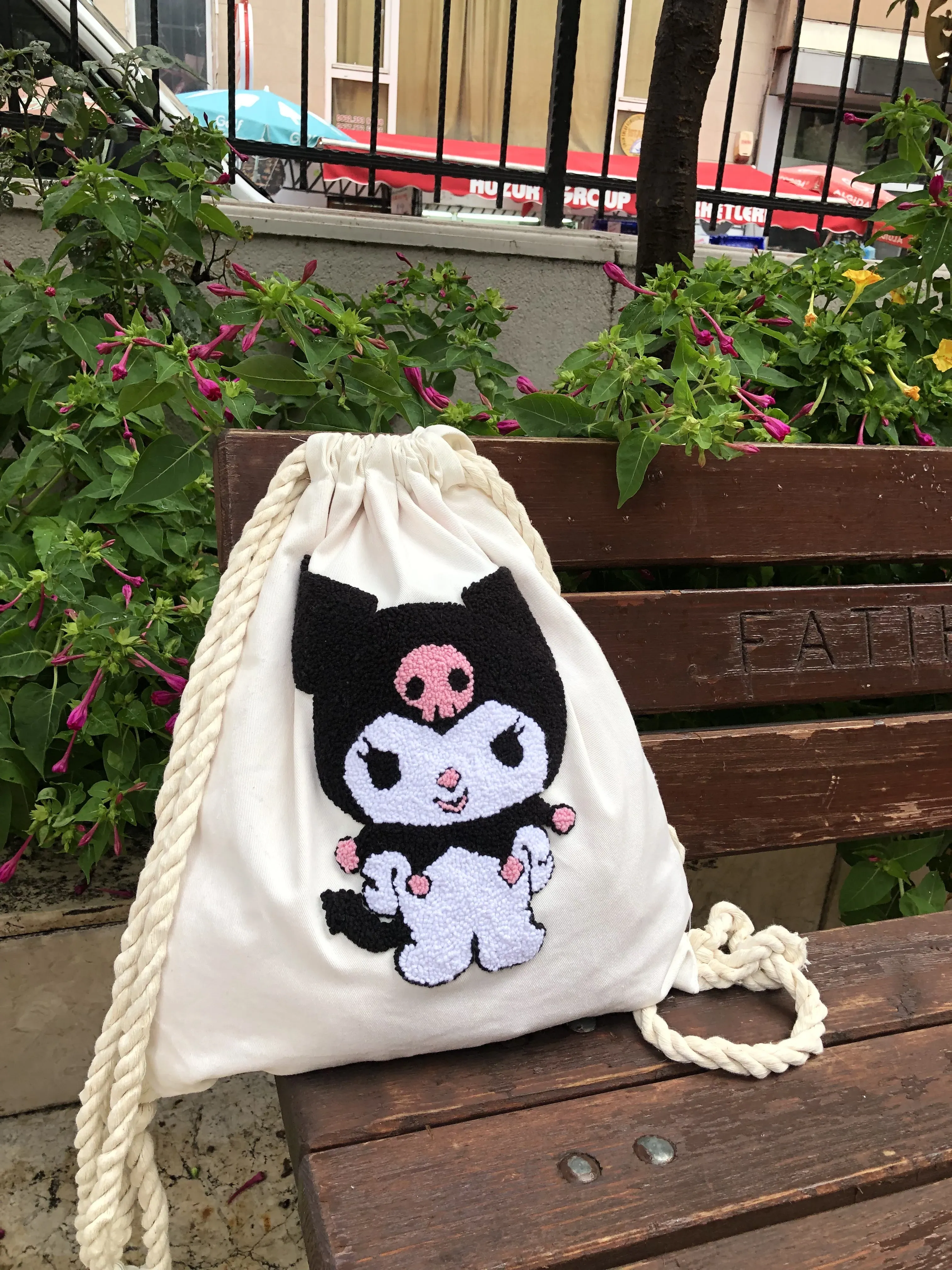 Kuromi Desenli Beyaz Pamuklu İpli Sırt Çantası - El İşçiliği