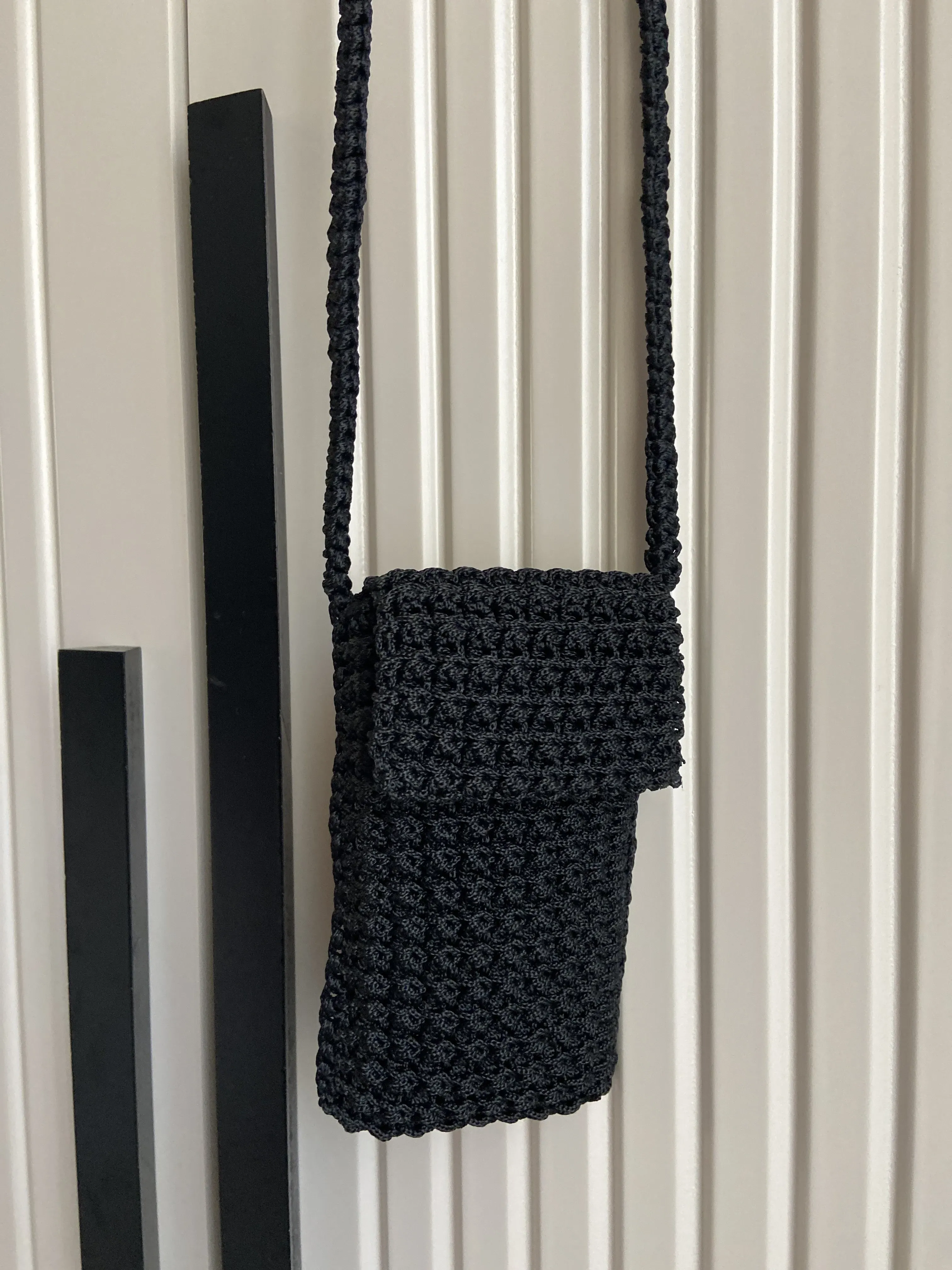 Siyah Örgü Mini Telefon Çantası - Omuz Askılı ve El Yapımı