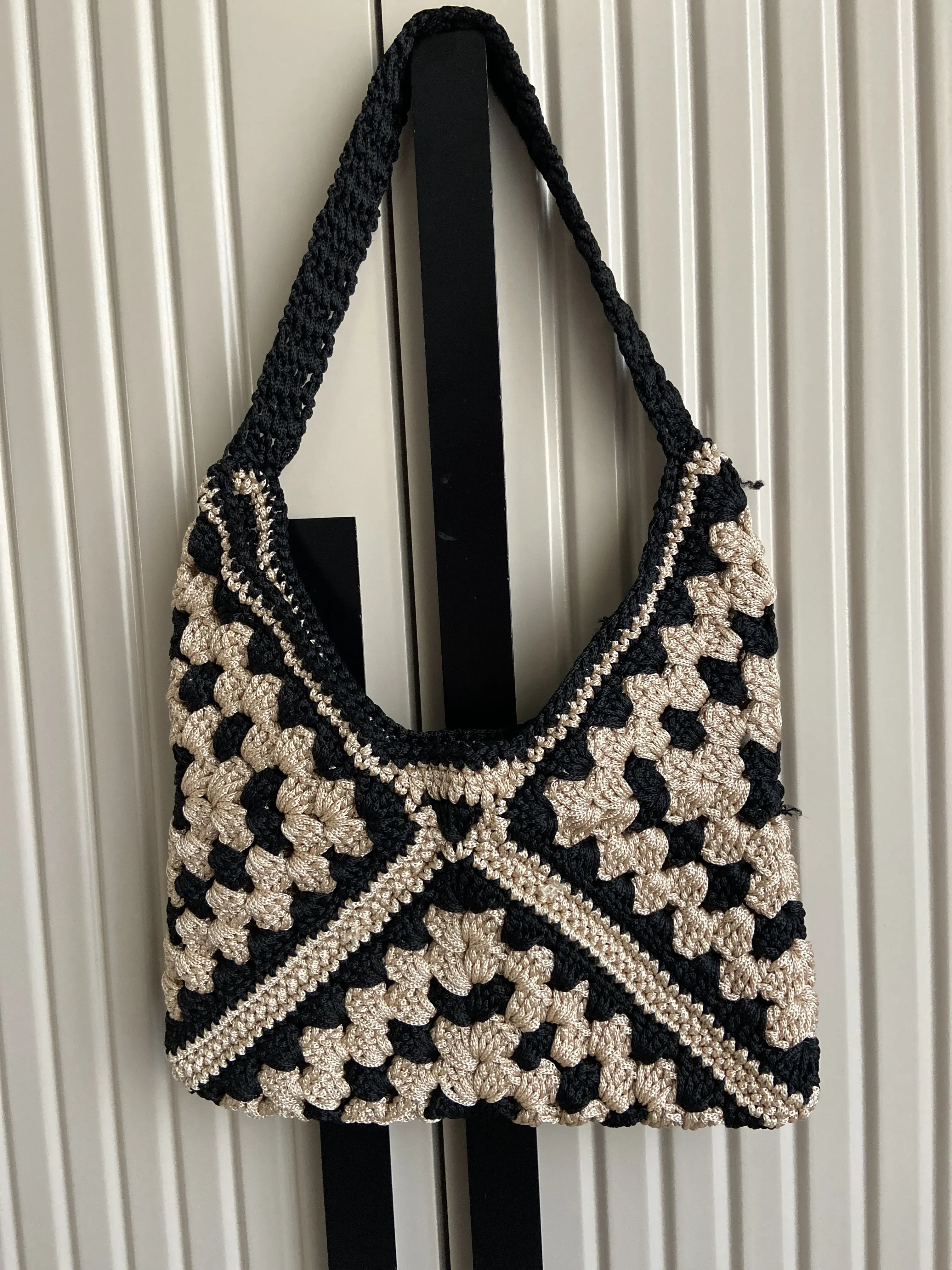 Siyah ve Bej Makrome Örgü Ekose Desenli Kol Çantası - El Emeği