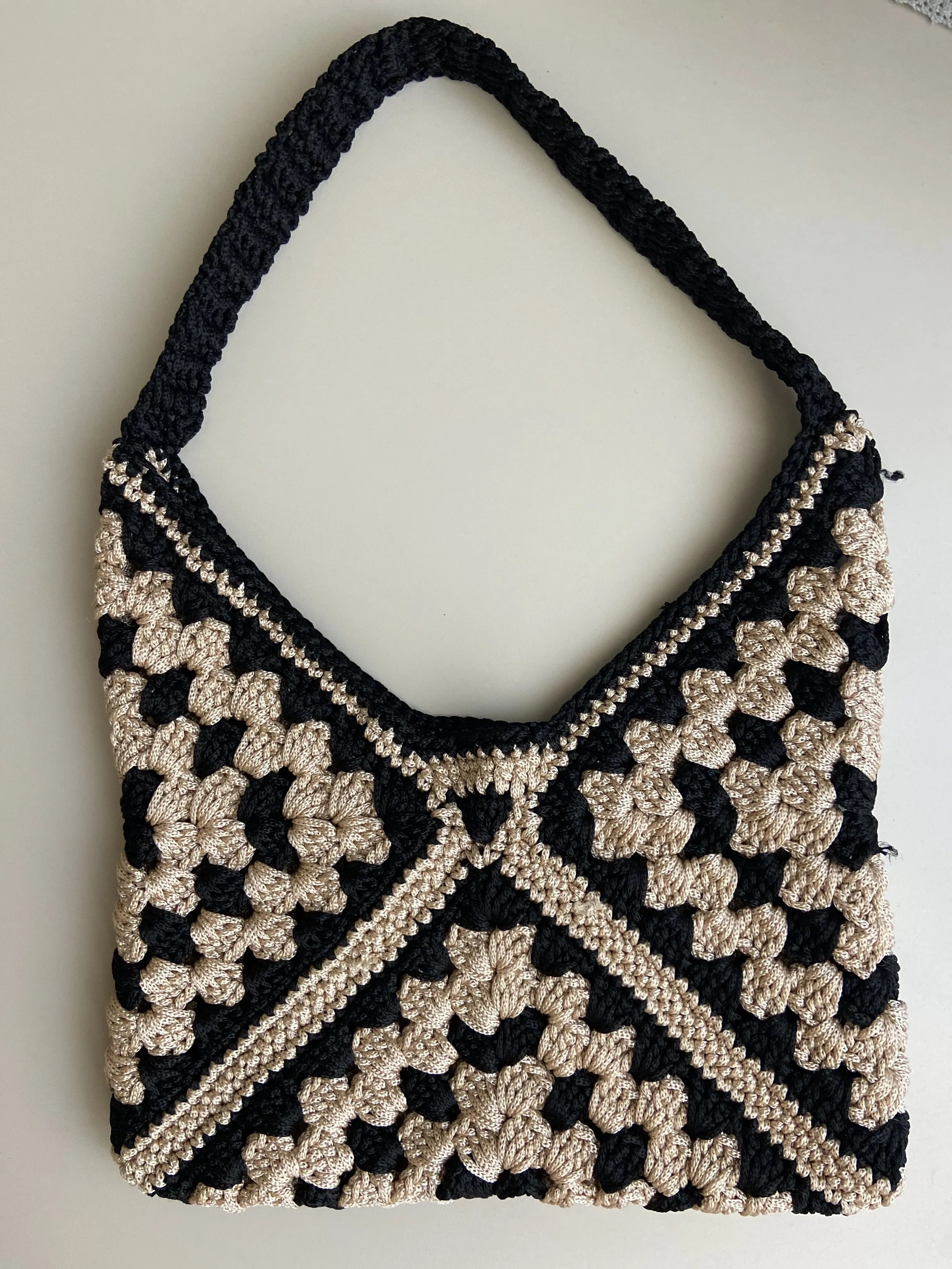 Siyah ve Bej Makrome Örgü Ekose Desenli Kol Çantası - El Emeği