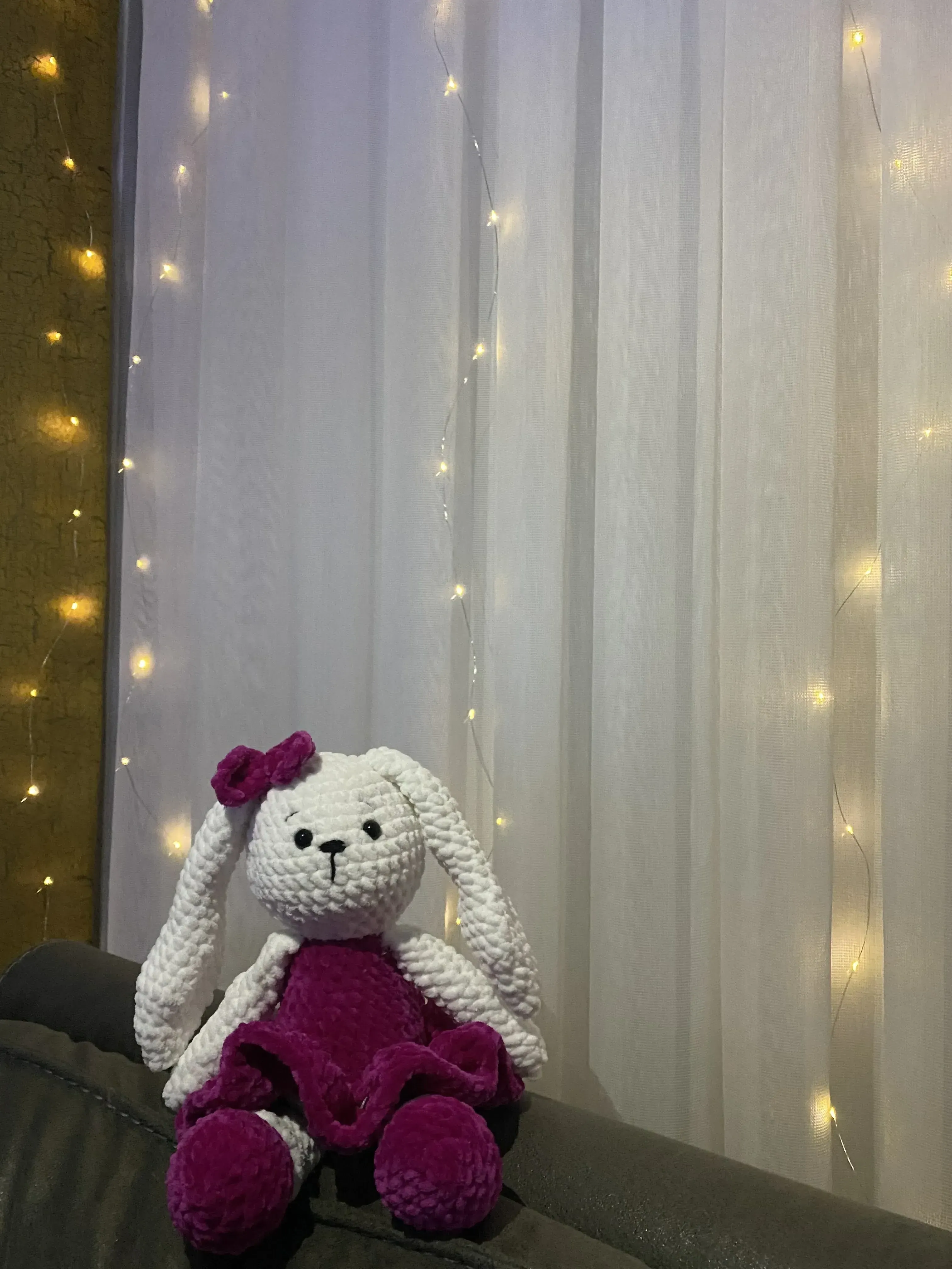 Beyaz Amigurumi Tavşan Oyuncak - Mor Elbise ve Fiyonklu - El Emeği