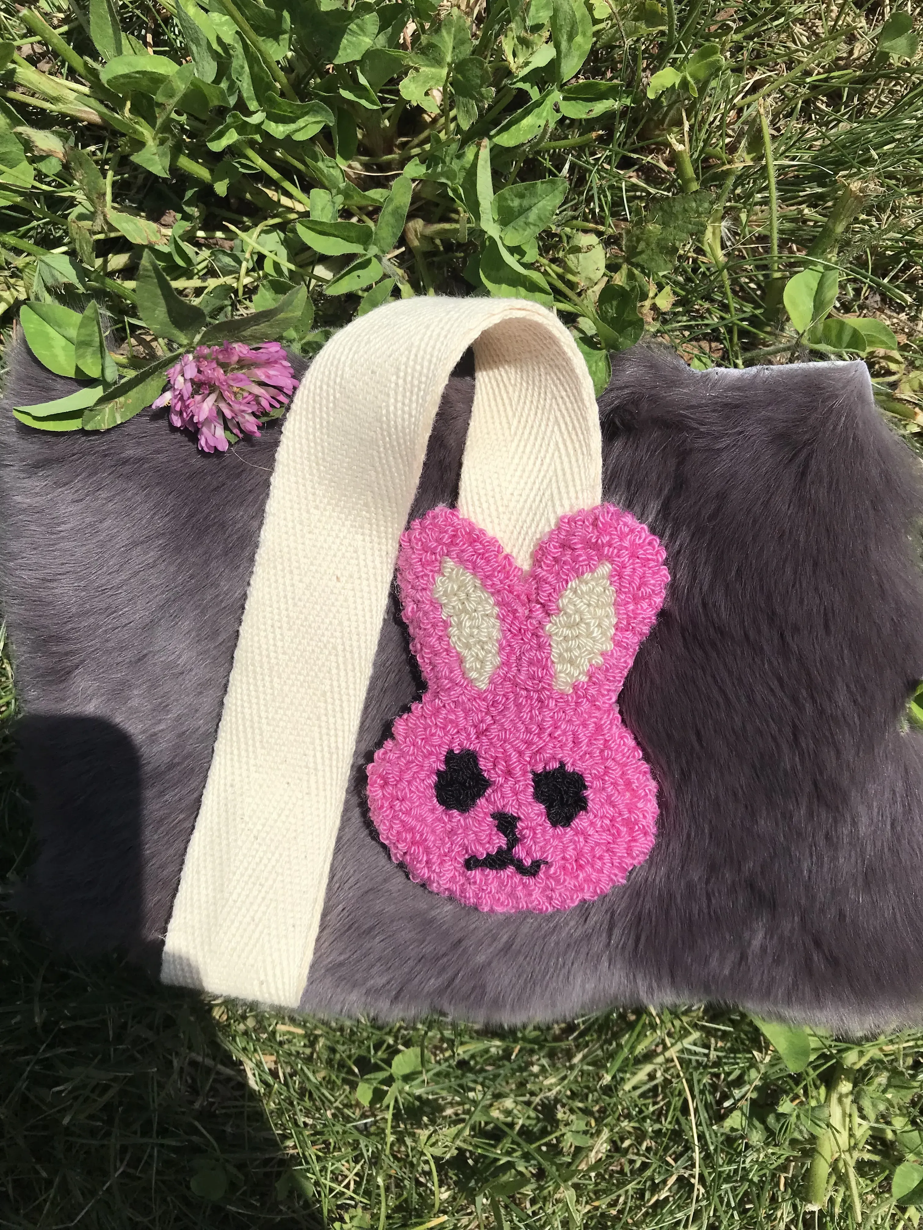 Tavşanlı Punch Nakış Detaylı Bebek Emzik Askısı - El Emeği