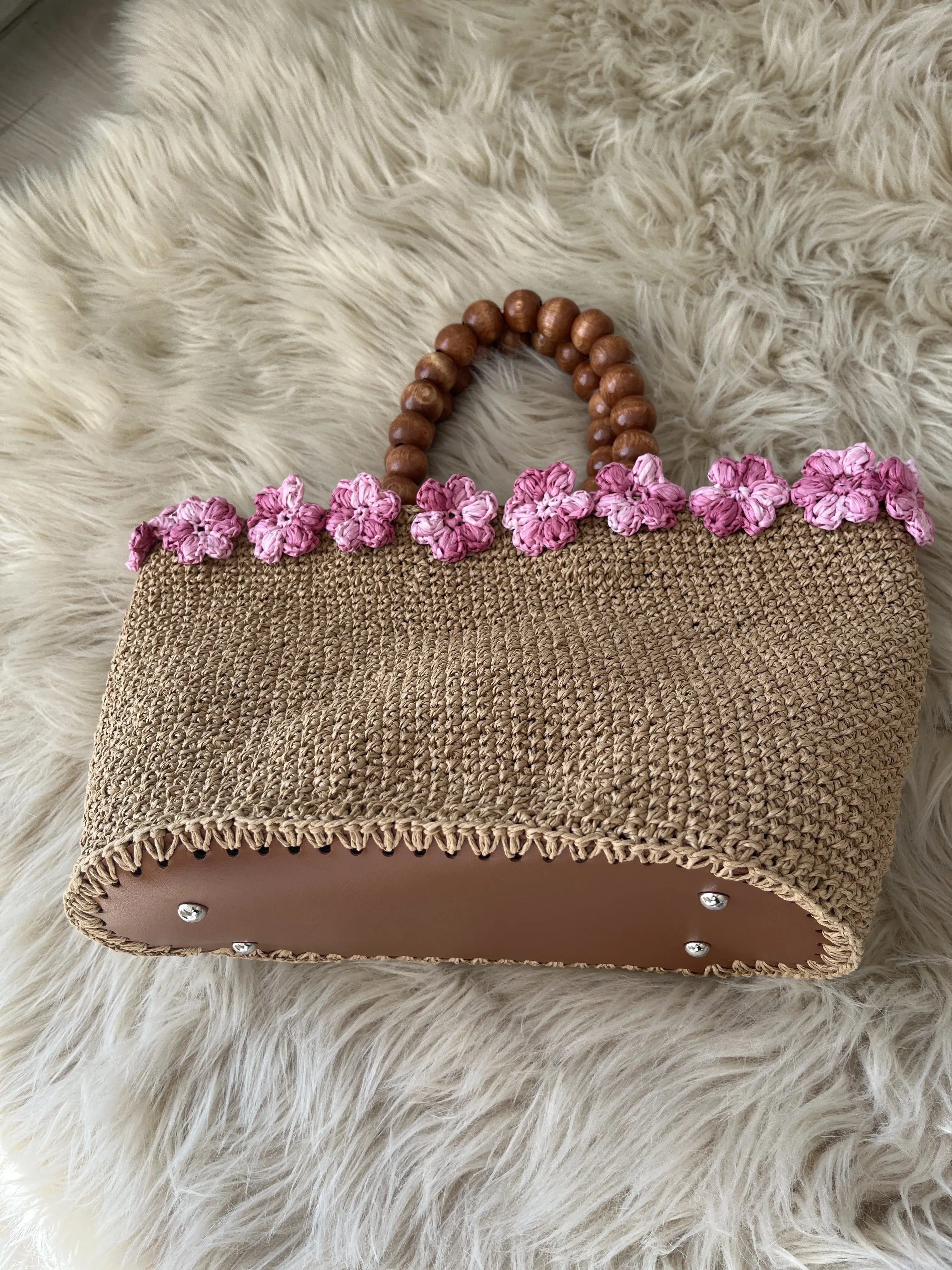 Rafya Kağıt İpten Örme Çanta - Pembe Çiçek ve Ahşap Detaylı