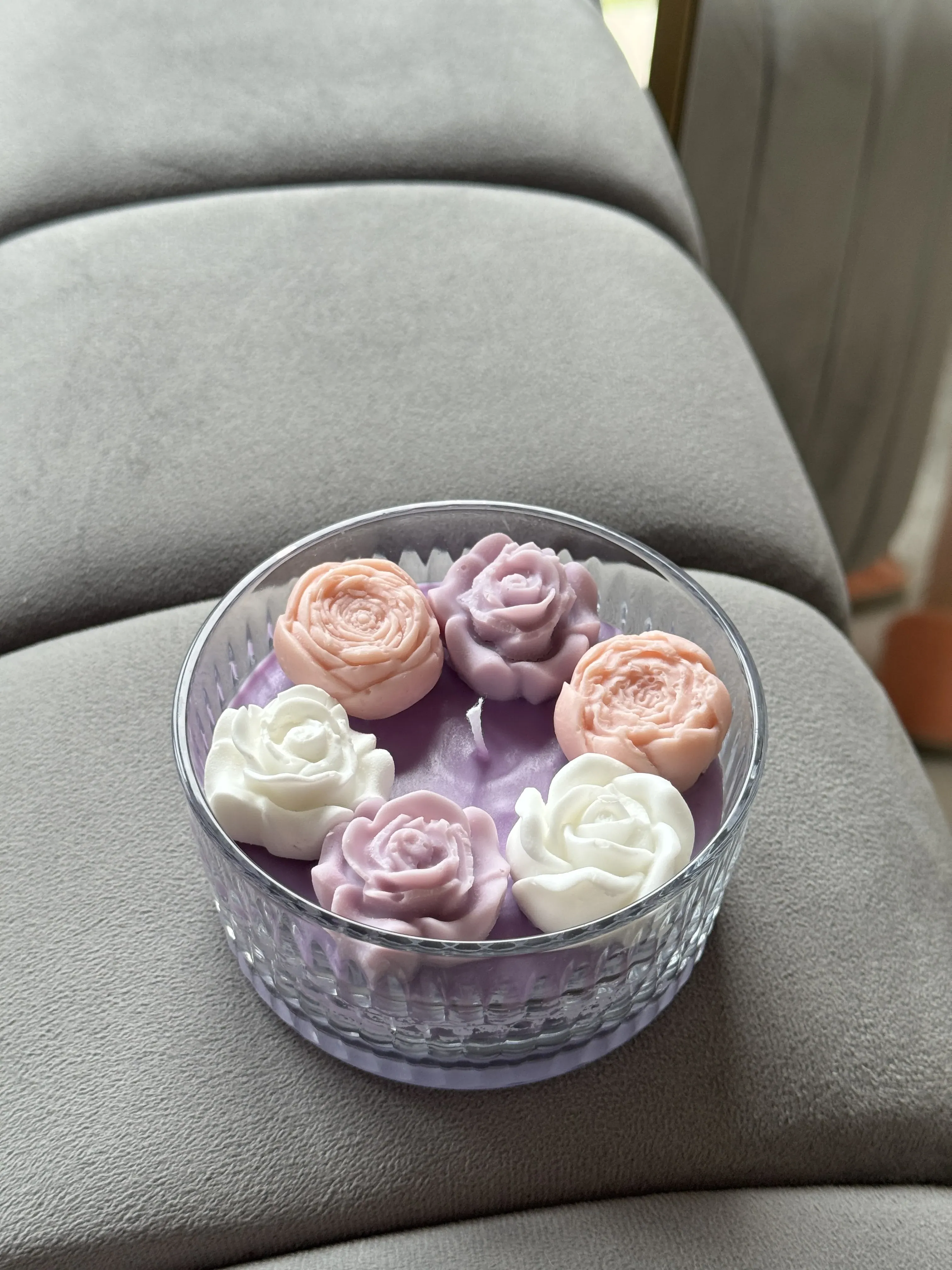 Lila ve Pastel Tonlarda Çiçek Motifli Soya Mum - Lavanta Kokulu