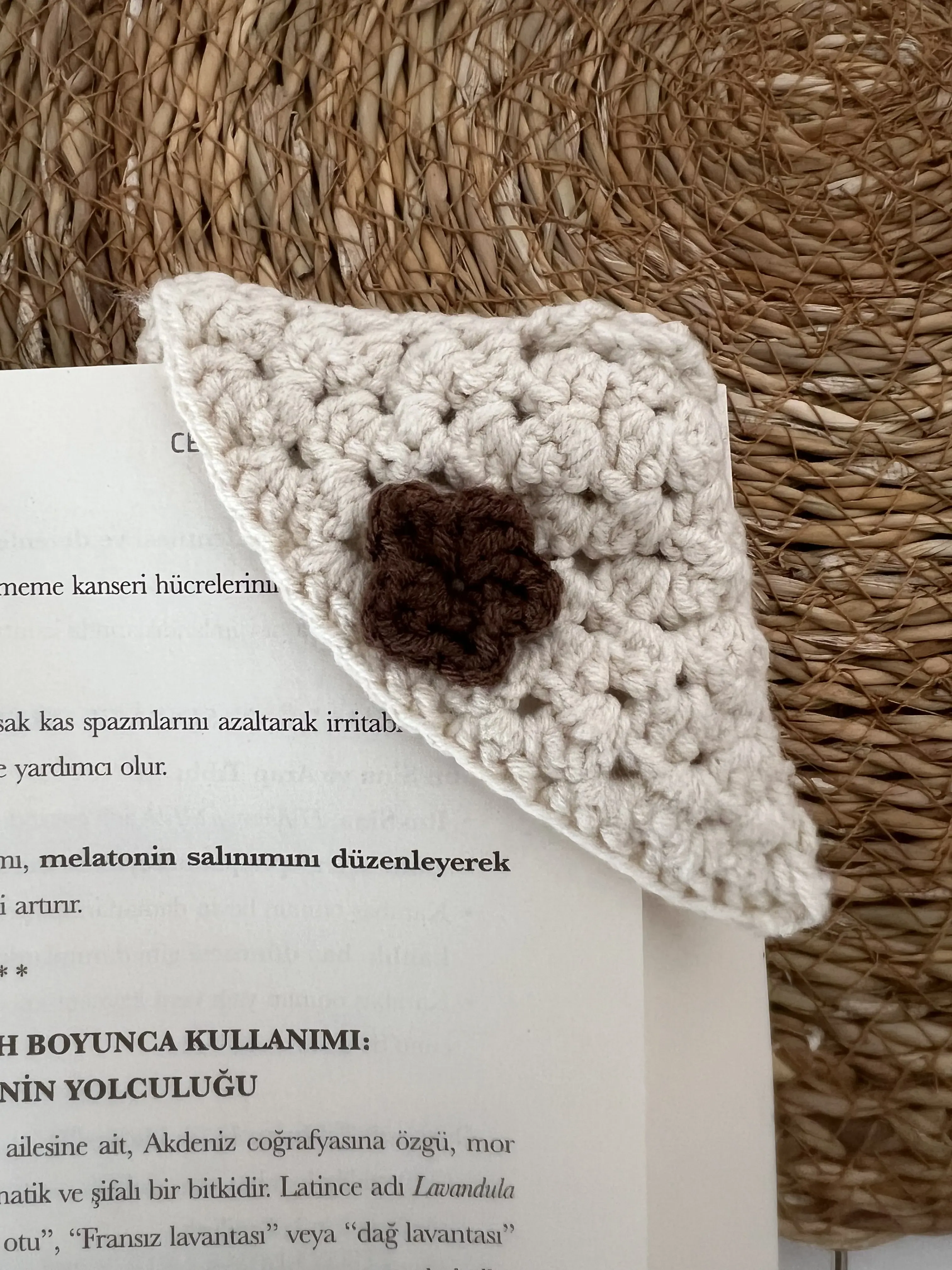 Krem Rengi Örgü Çiçek Detaylı Kitap Ayracı - El Emeği