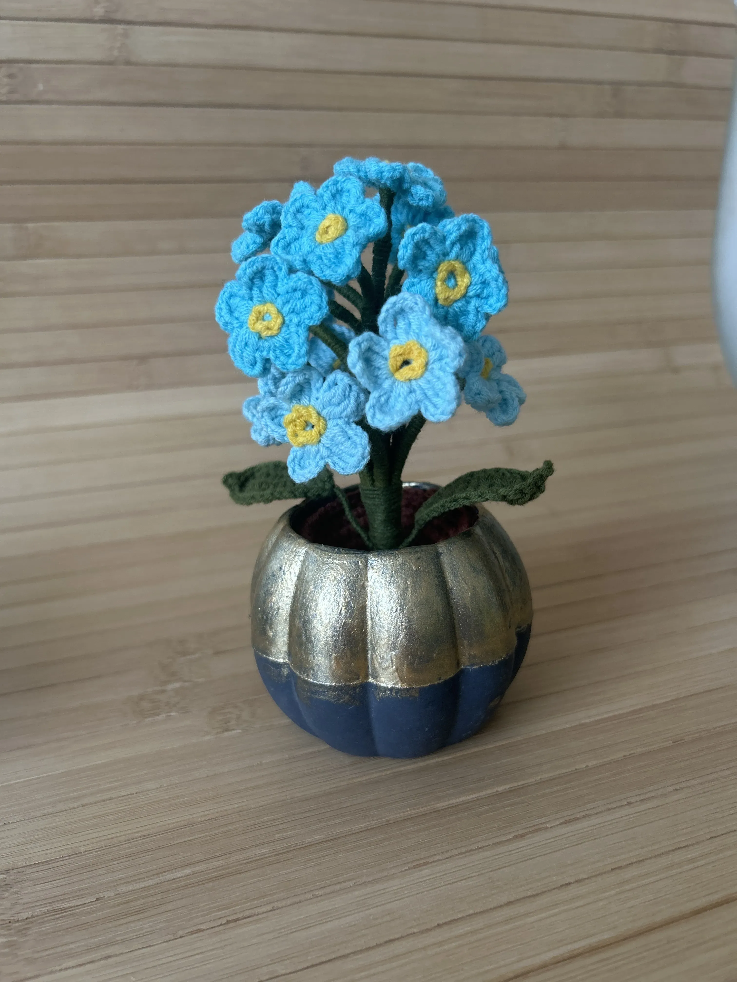 Balkabağı Saksıda Mavi Beni Unutma Çiçeği - El Emeği Örgü