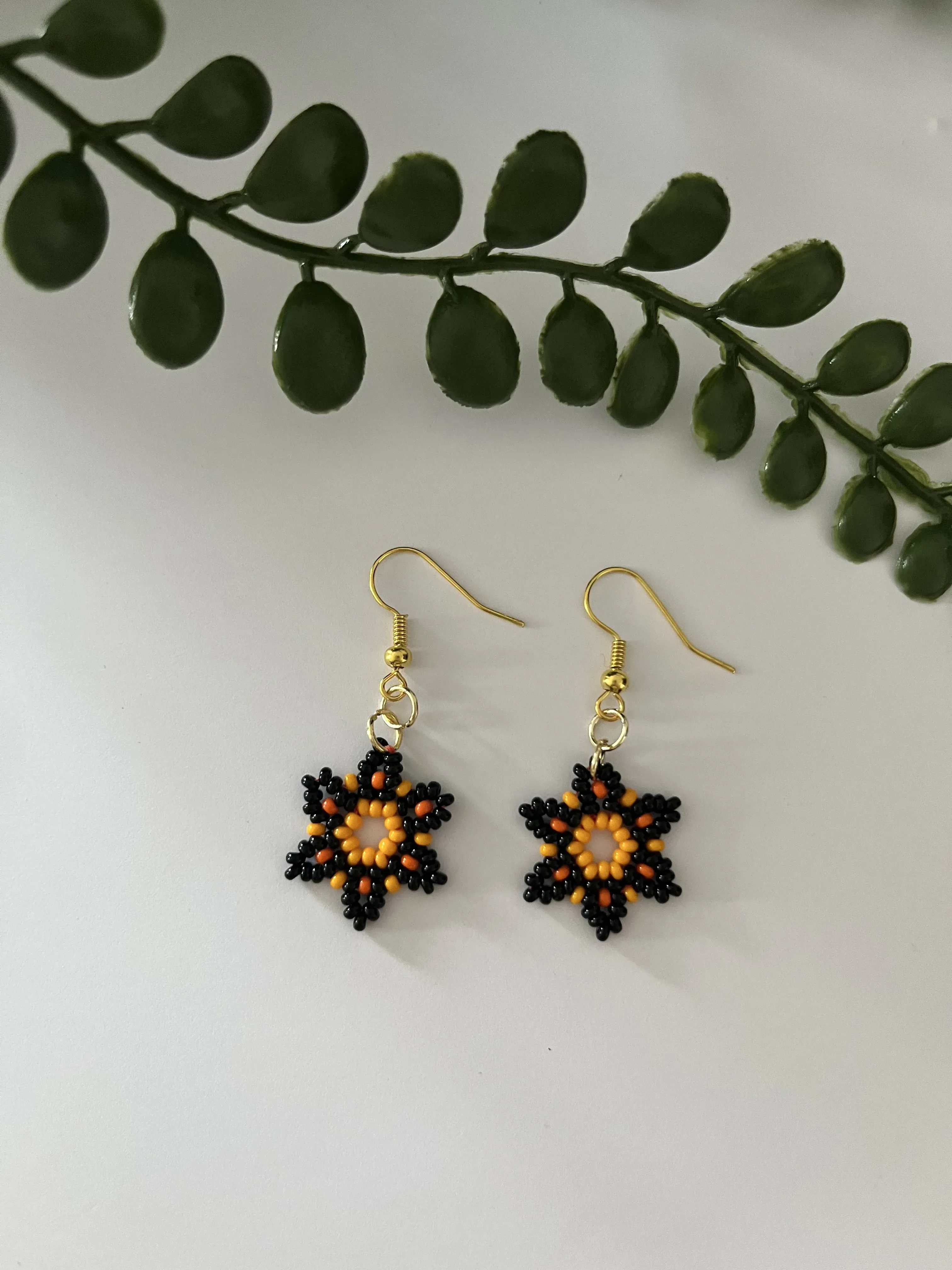 Altın Kancalı Minik Boncuklu Bohem Stil Siyah-Turuncu Küpe