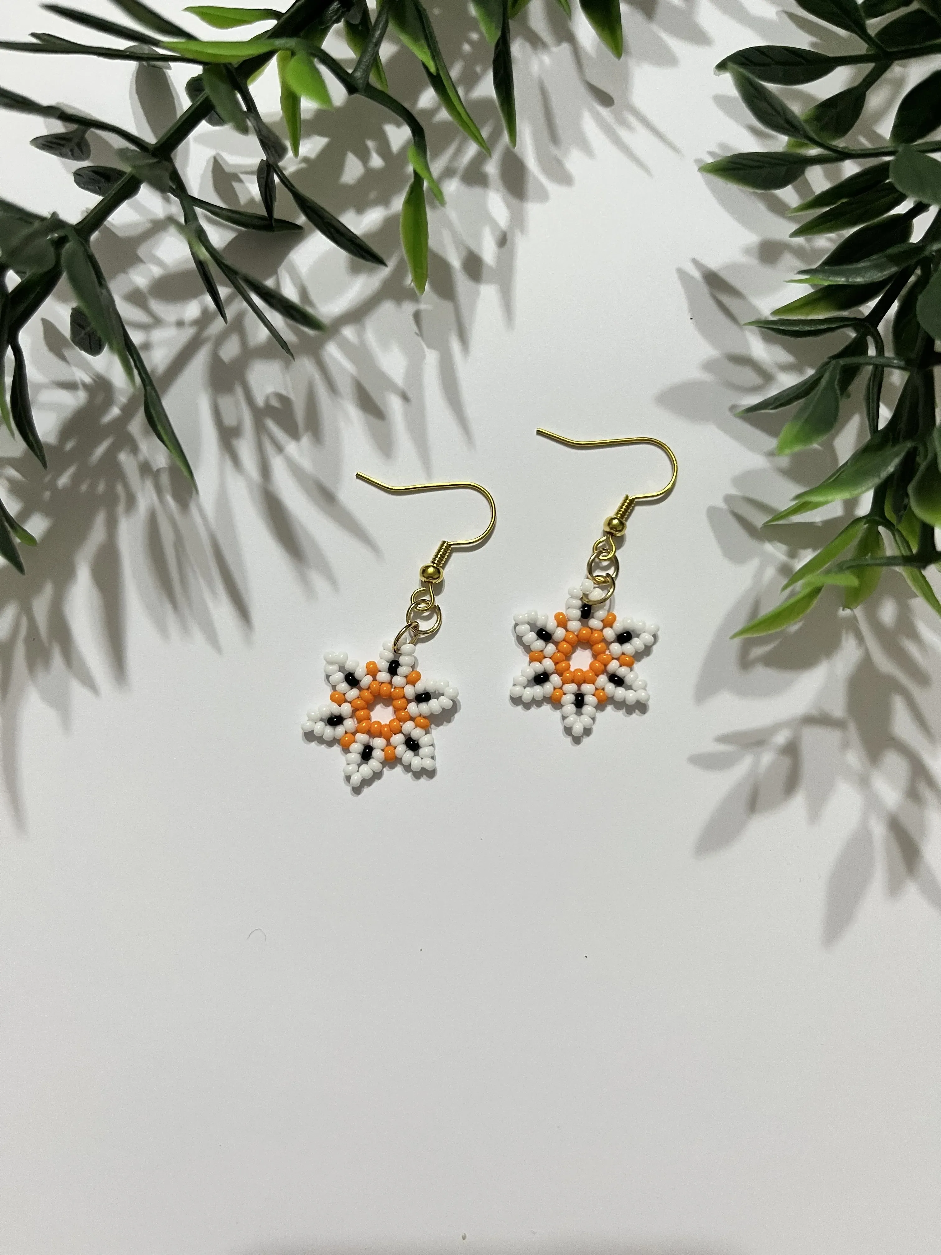 El Yapımı Beyaz Turuncu Siyah Boncuk İşleme Sallantılı Çiçek Küpe