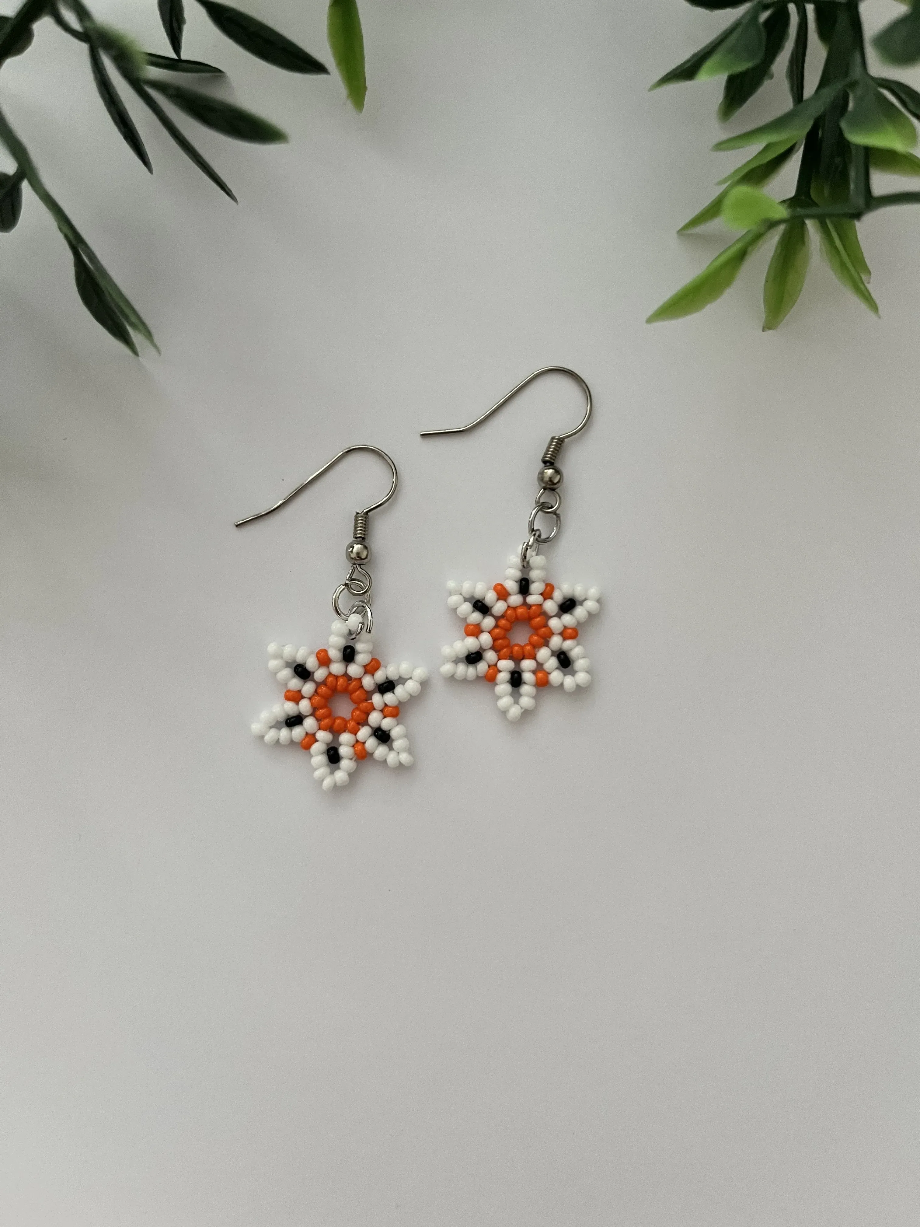 Gümüş Kancalı Minik Boncuklu Bohem Stil Turuncu-Beyaz Küpe