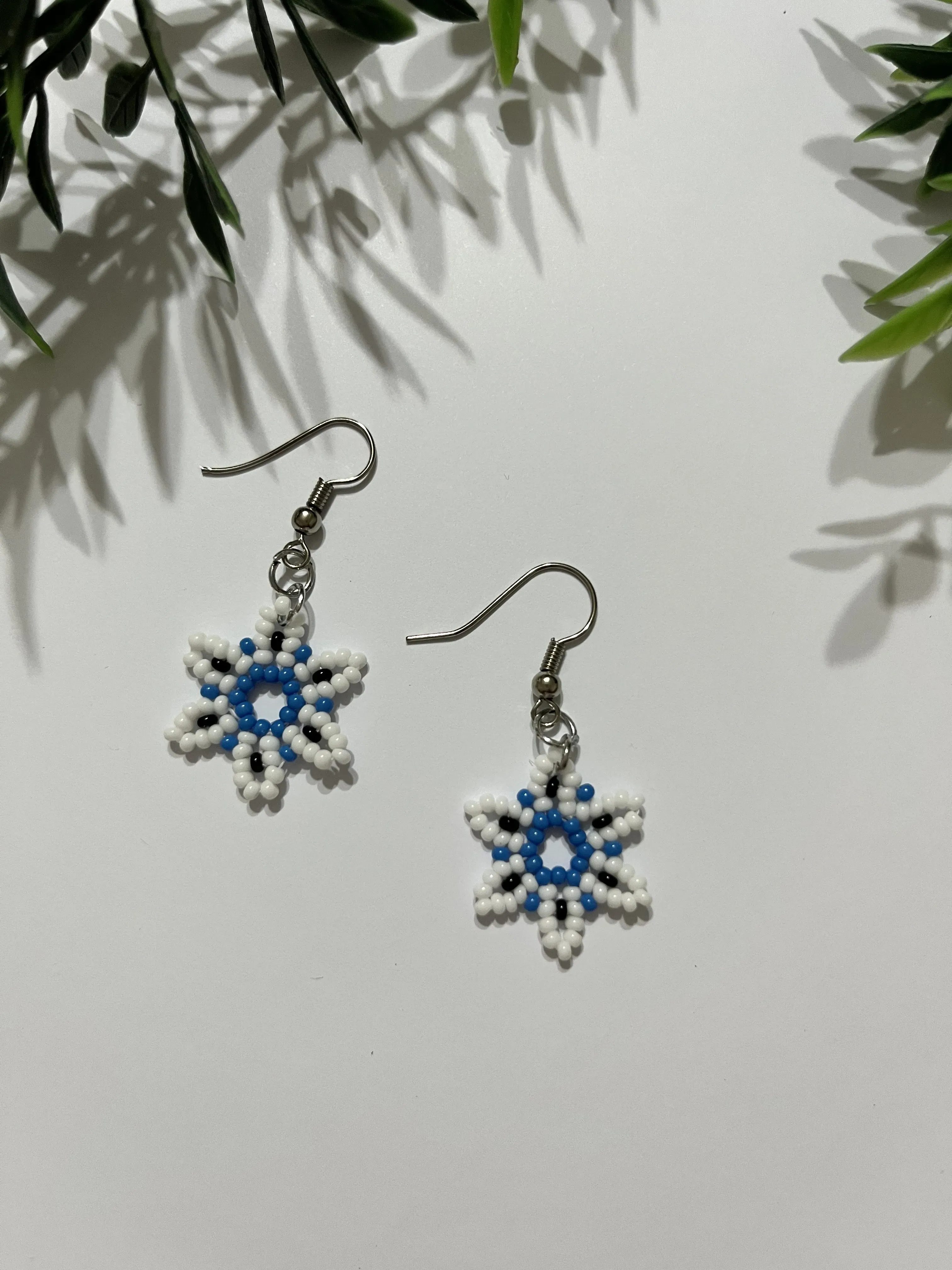 El Yapımı Beyaz Mavi Çiçek Boncuk Küpe – Minimal Zarif Tasarım