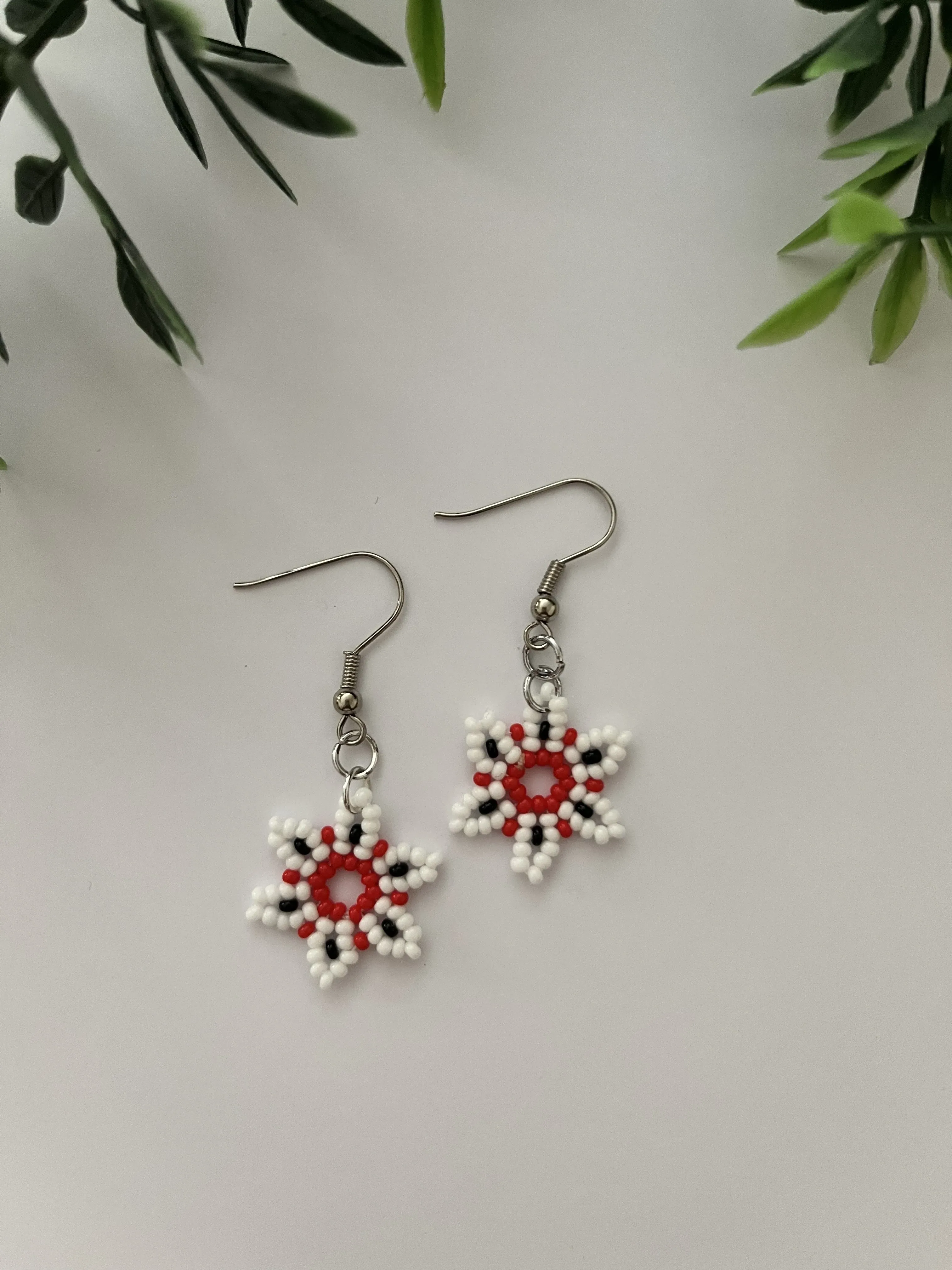 Miyuki Tarzı Minik Boncuklu Bohem Stil Kırmızı-Beyaz Küpe