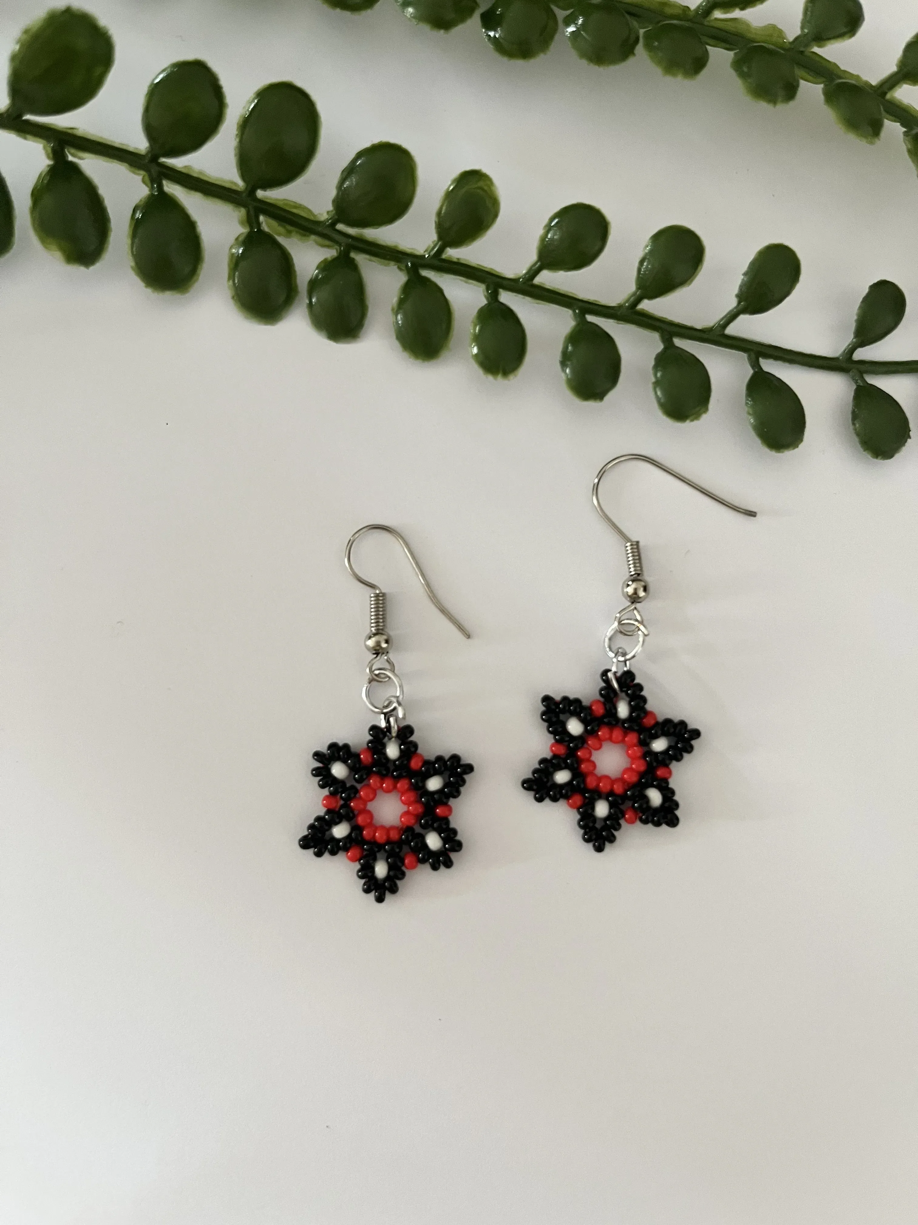 Miyuki Tarzı Minik Boncuklu Bohem Stil Siyah-Kırmızı Küpe