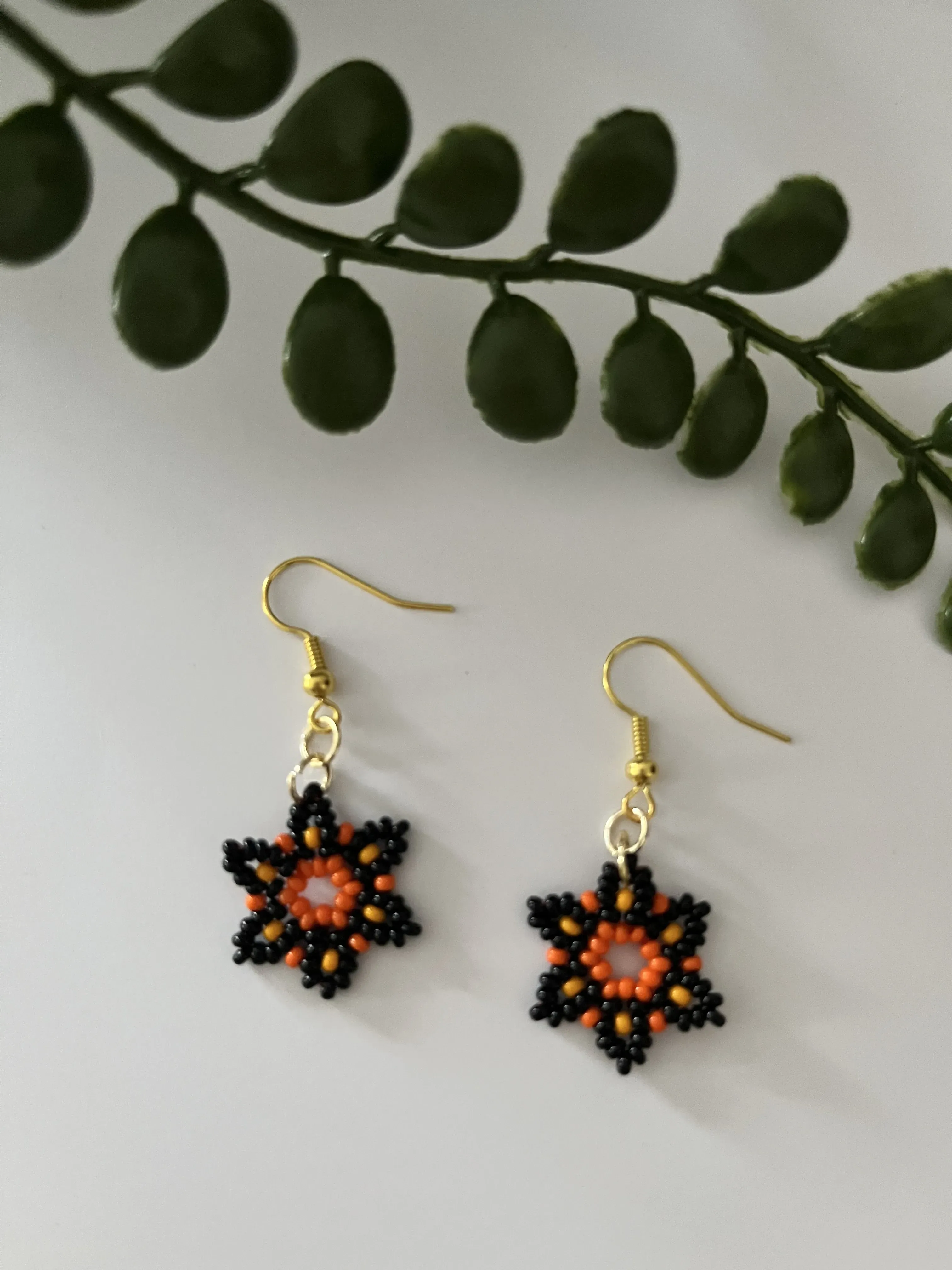 Altın Kancalı Minik Boncuklu Bohem Stil Siyah-Turuncu Küpe