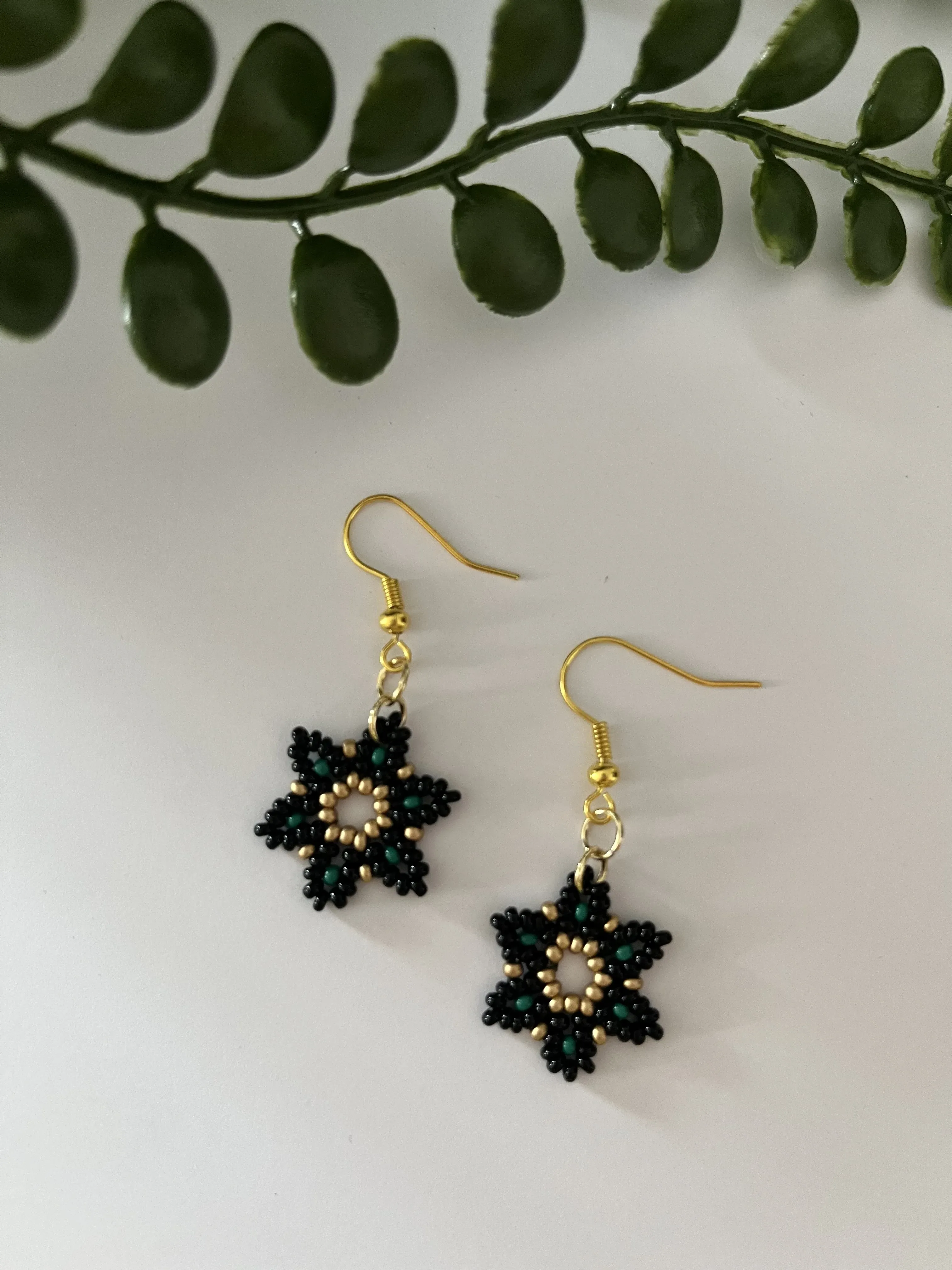 Siyah Çiçek Model Boncuk Küpe