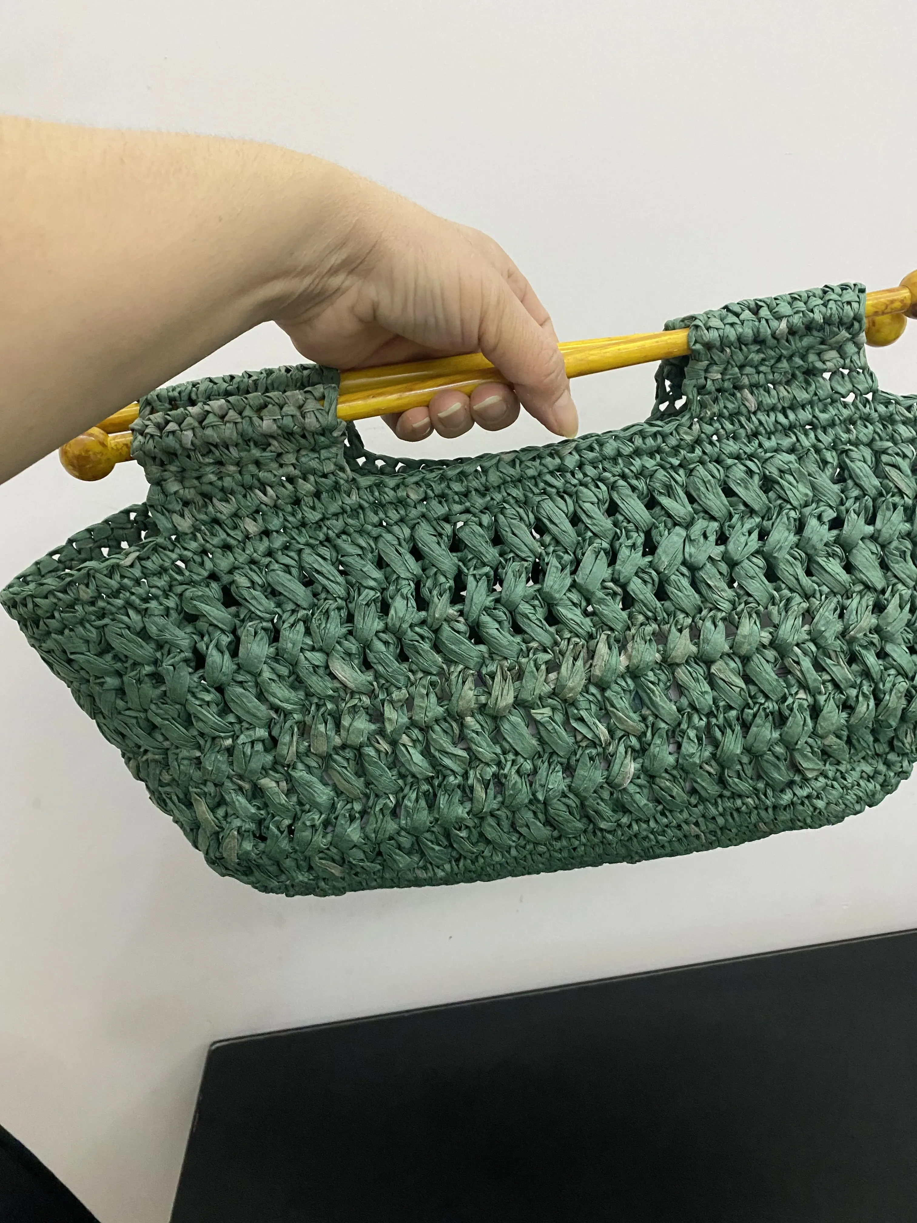 Yeşil Rafya Örgü Omuz Çantası - Ahşap Saplı, Şık Tasarım