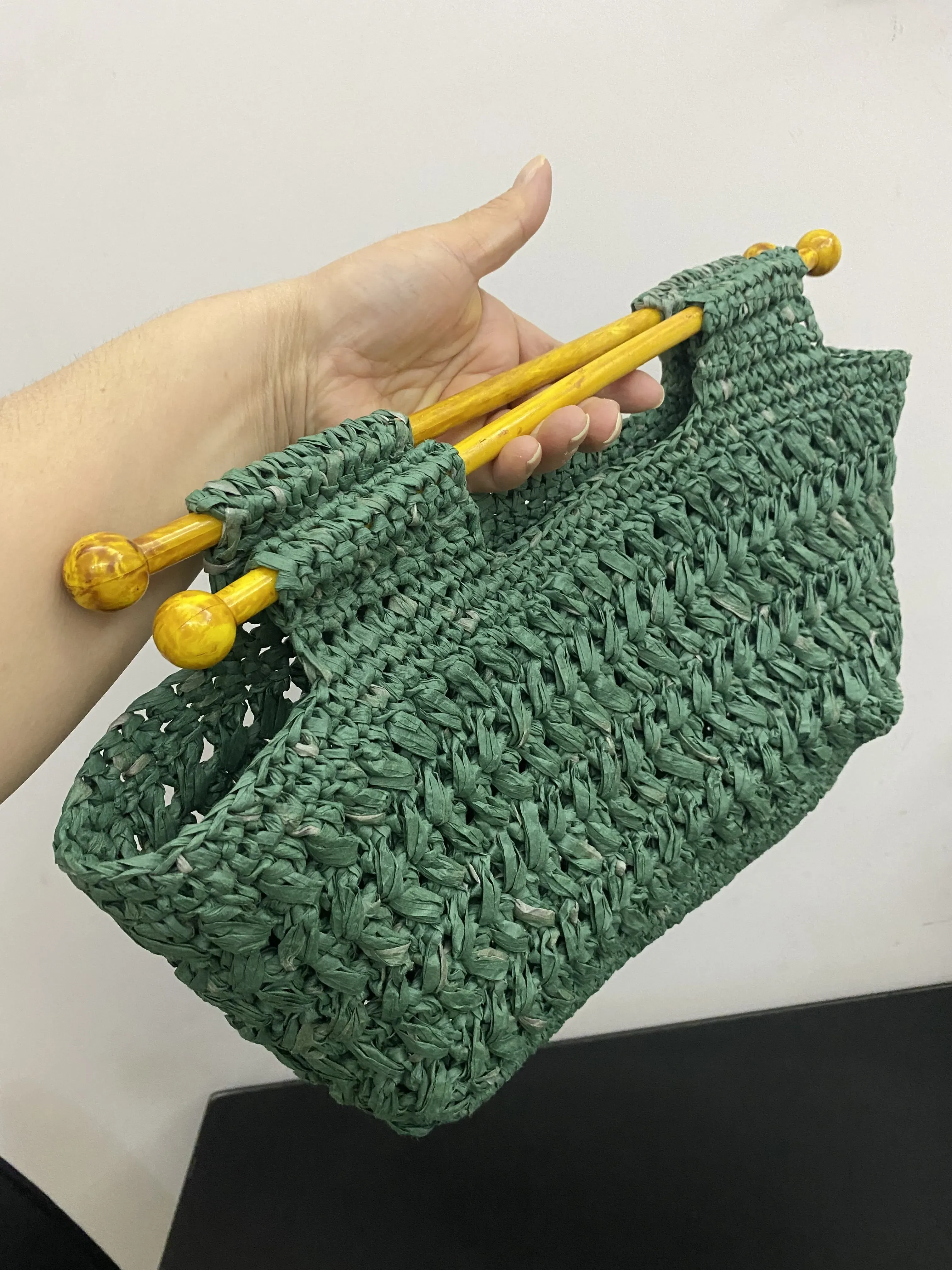 Yeşil Rafya Örgü Omuz Çantası - Ahşap Saplı, Şık Tasarım