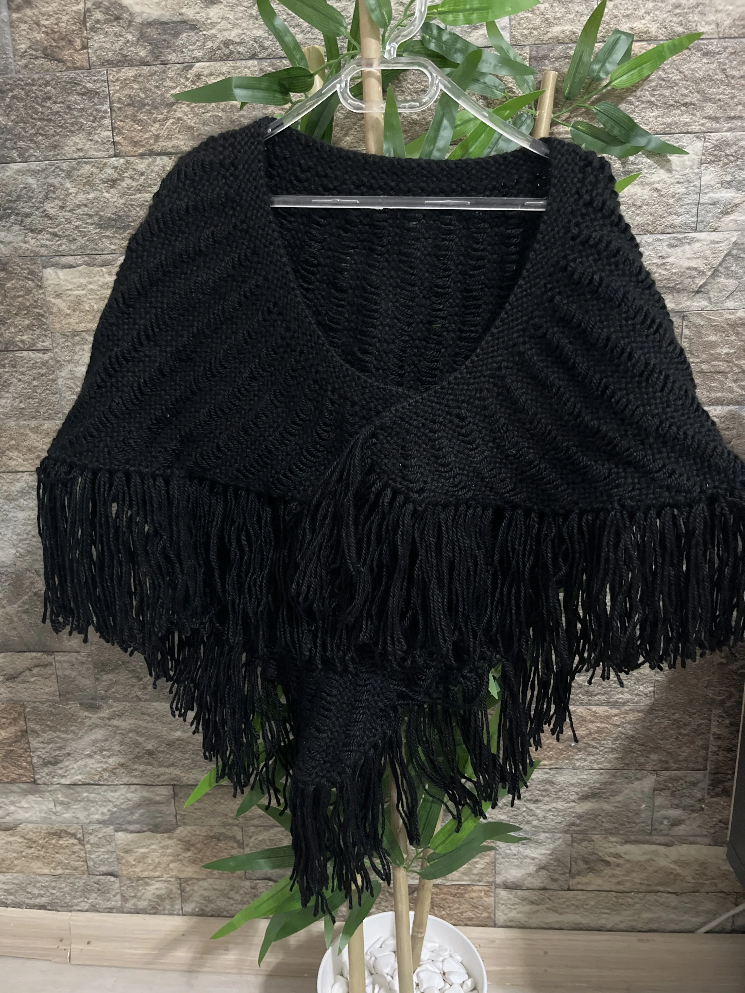 Siyah Örgü Bayan Omuz Şalı - Püsküllü, Üçgen Kesim, El Emeği