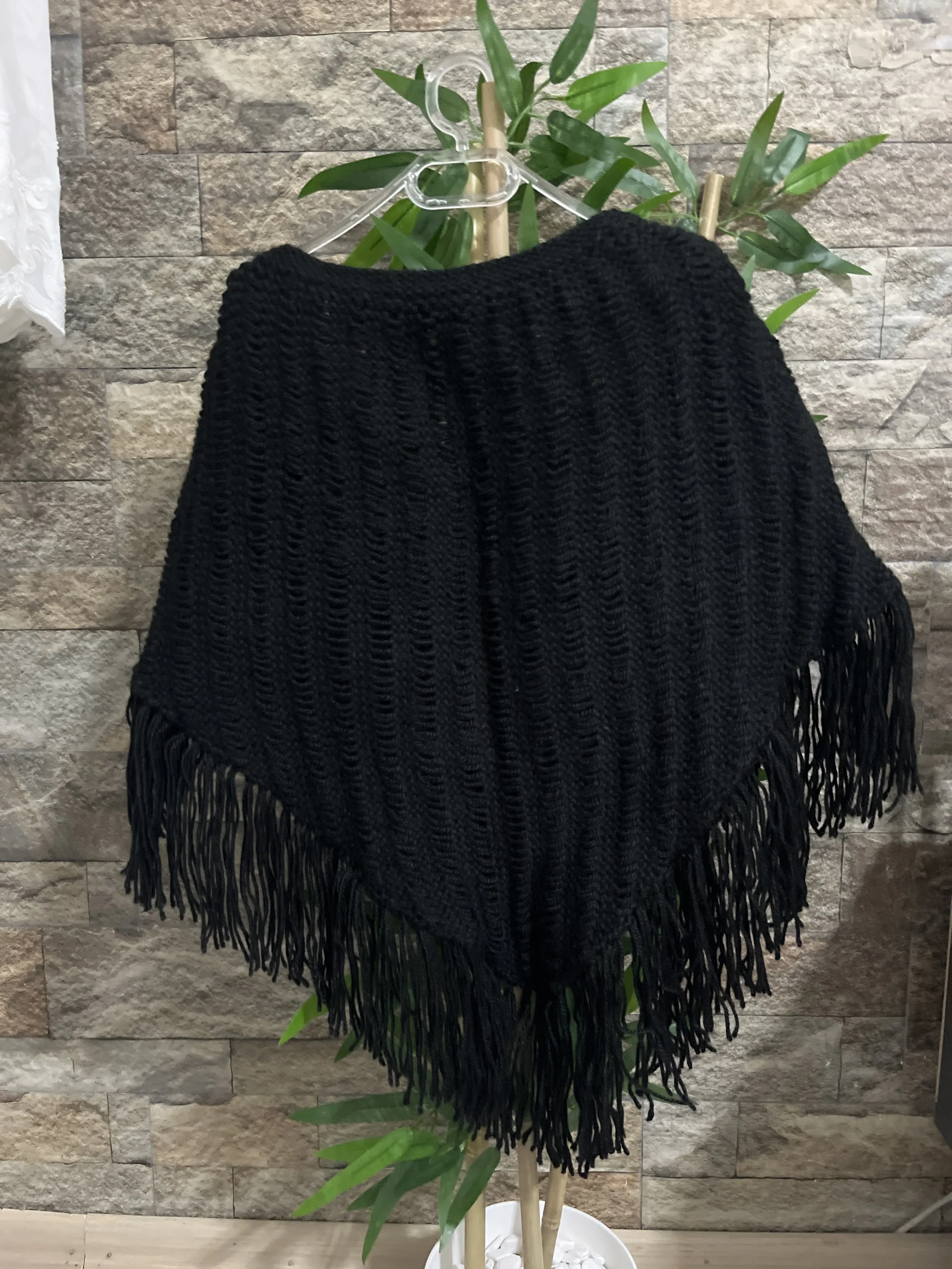 Siyah Örgü Bayan Omuz Şalı - Püsküllü, Üçgen Kesim, El Emeği