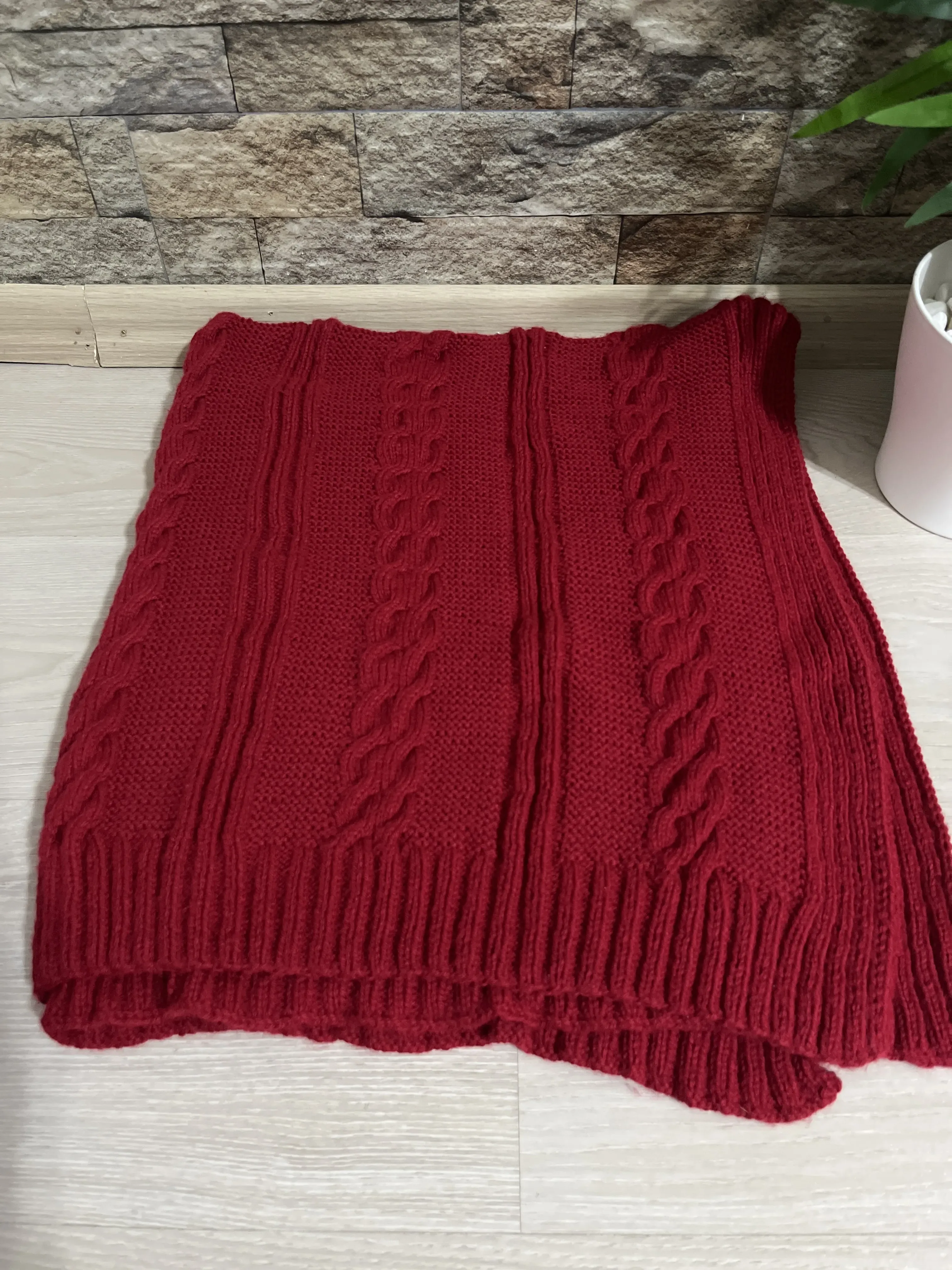 Kırmızı Örgü Tv Battaniyesi - Yumuşak ve Sıcak Tutucu