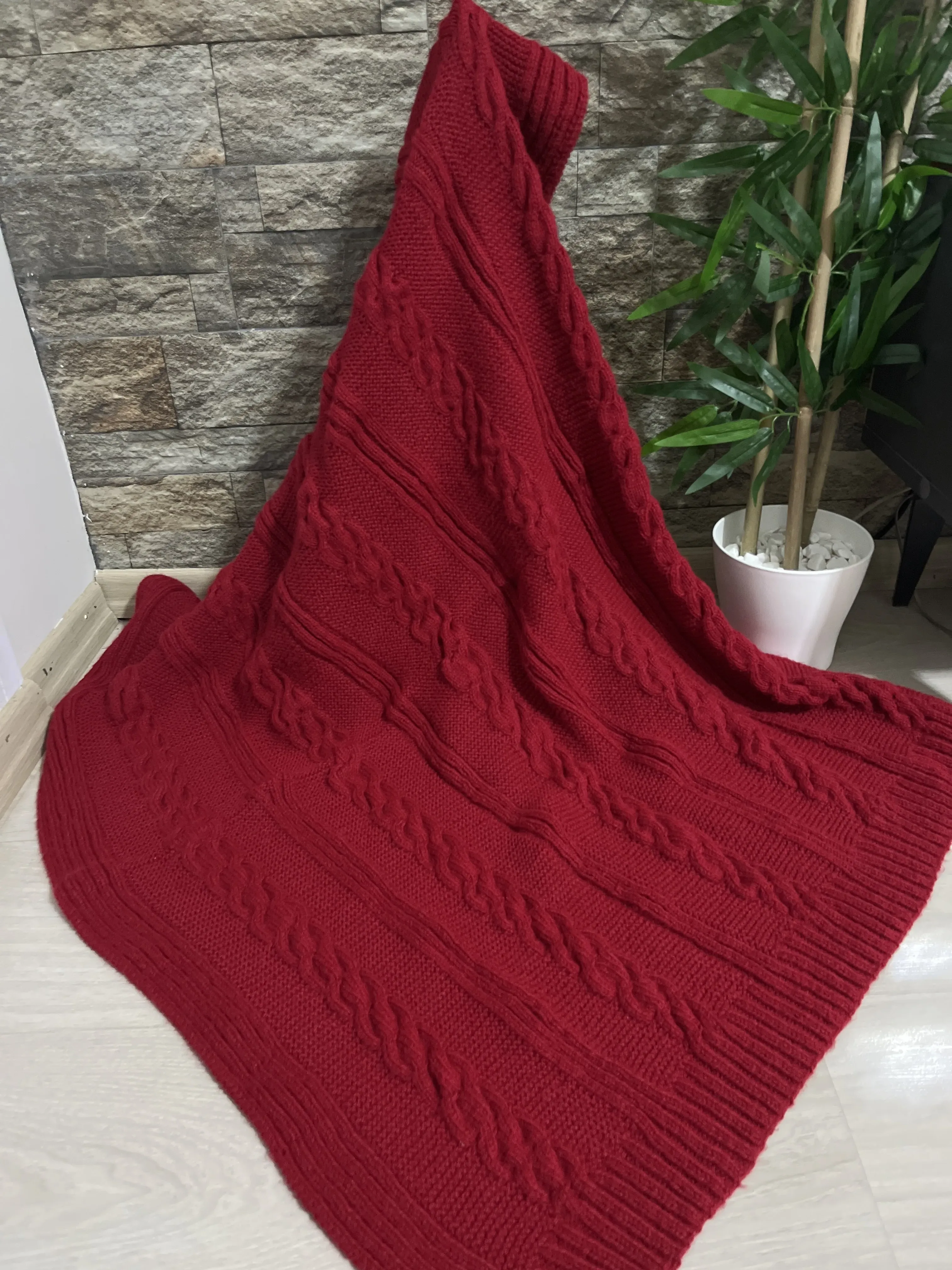 Kırmızı Örgü Tv Battaniyesi - Yumuşak ve Sıcak Tutucu