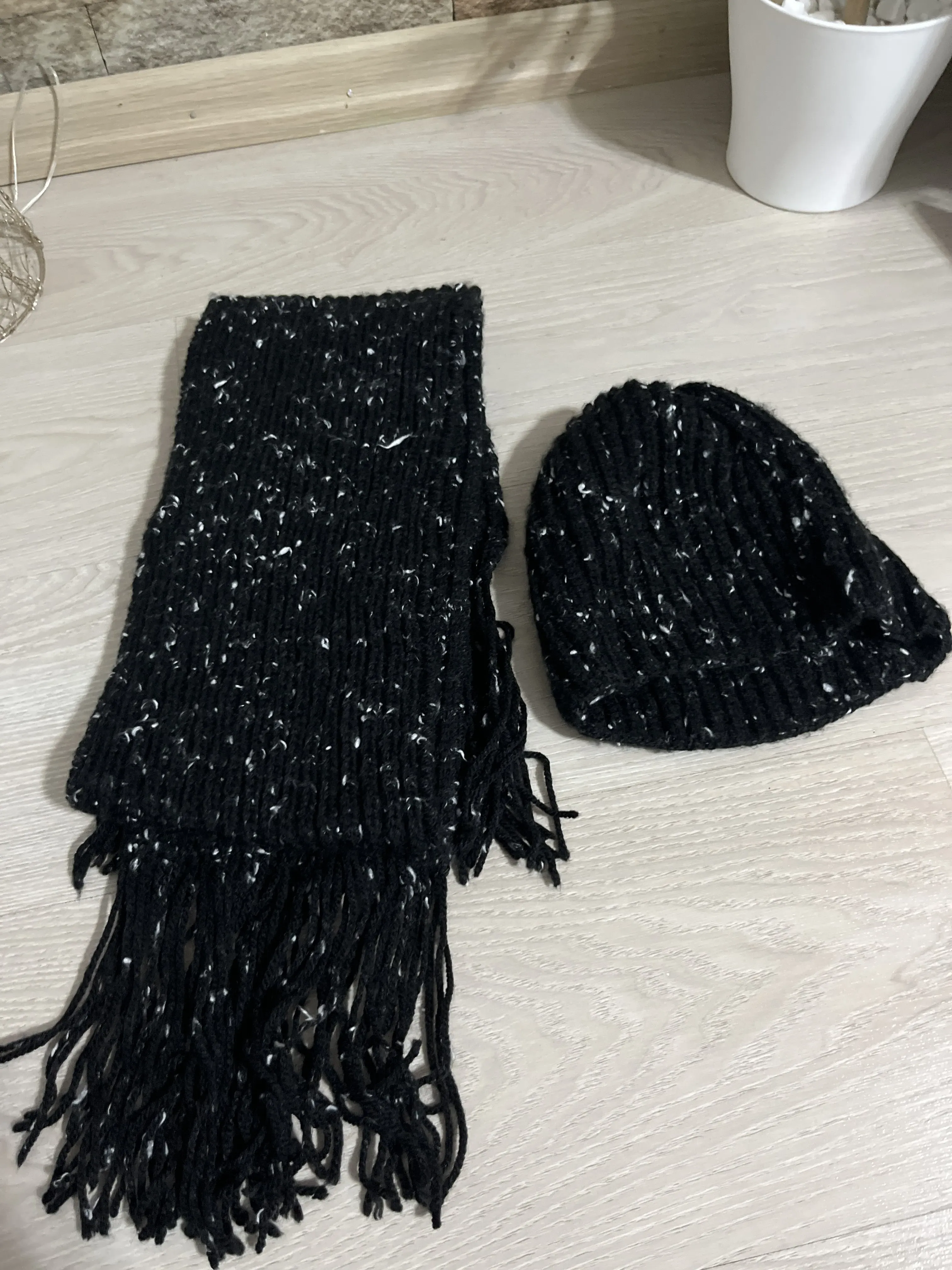 Siyah Beyaz Desenli Bayan Atkı Bere Seti - El Örgüsü