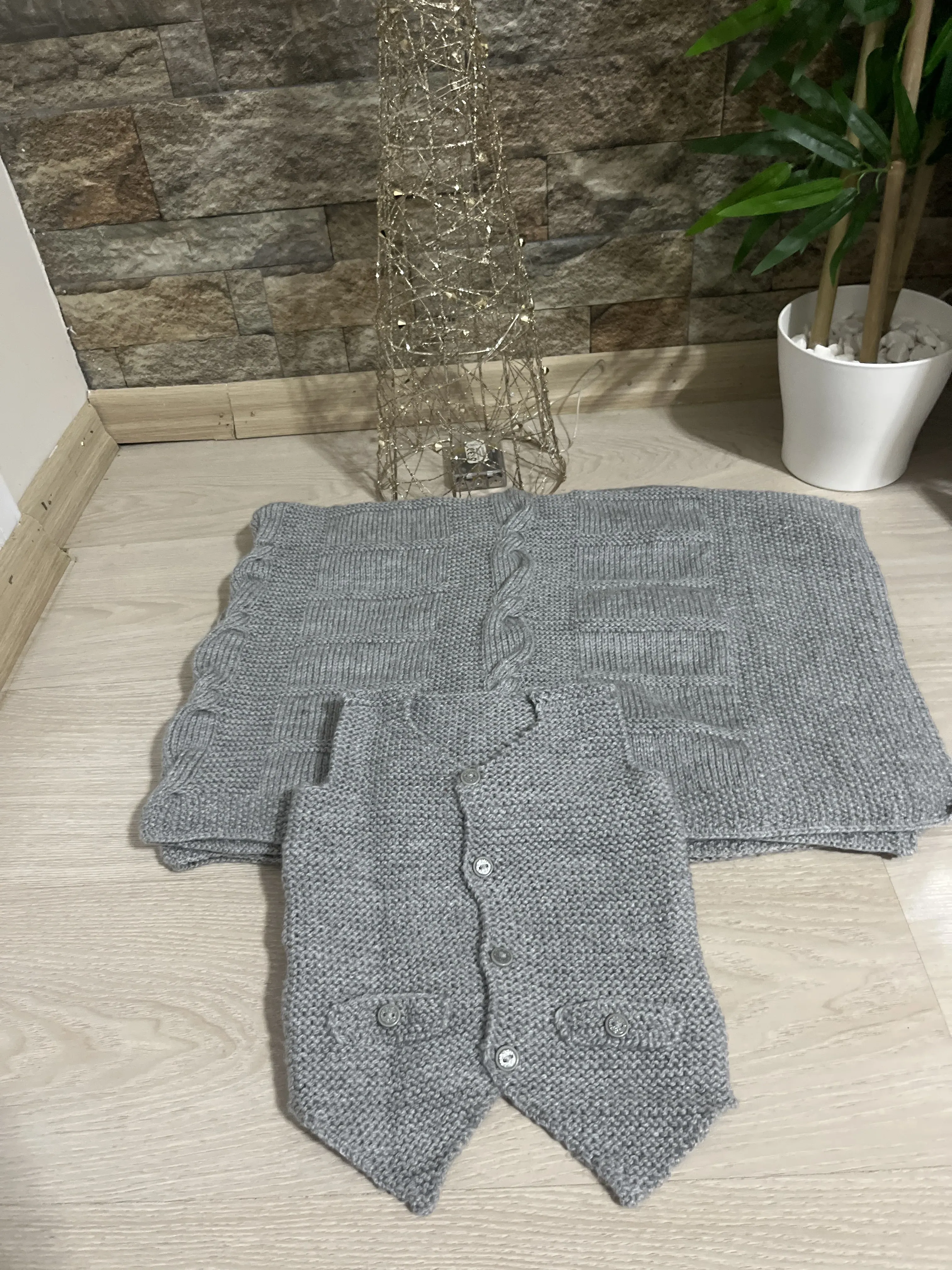 Gri Bebek Battaniye ve Yelek Takımı - Bebe İpiyle El Örmesi