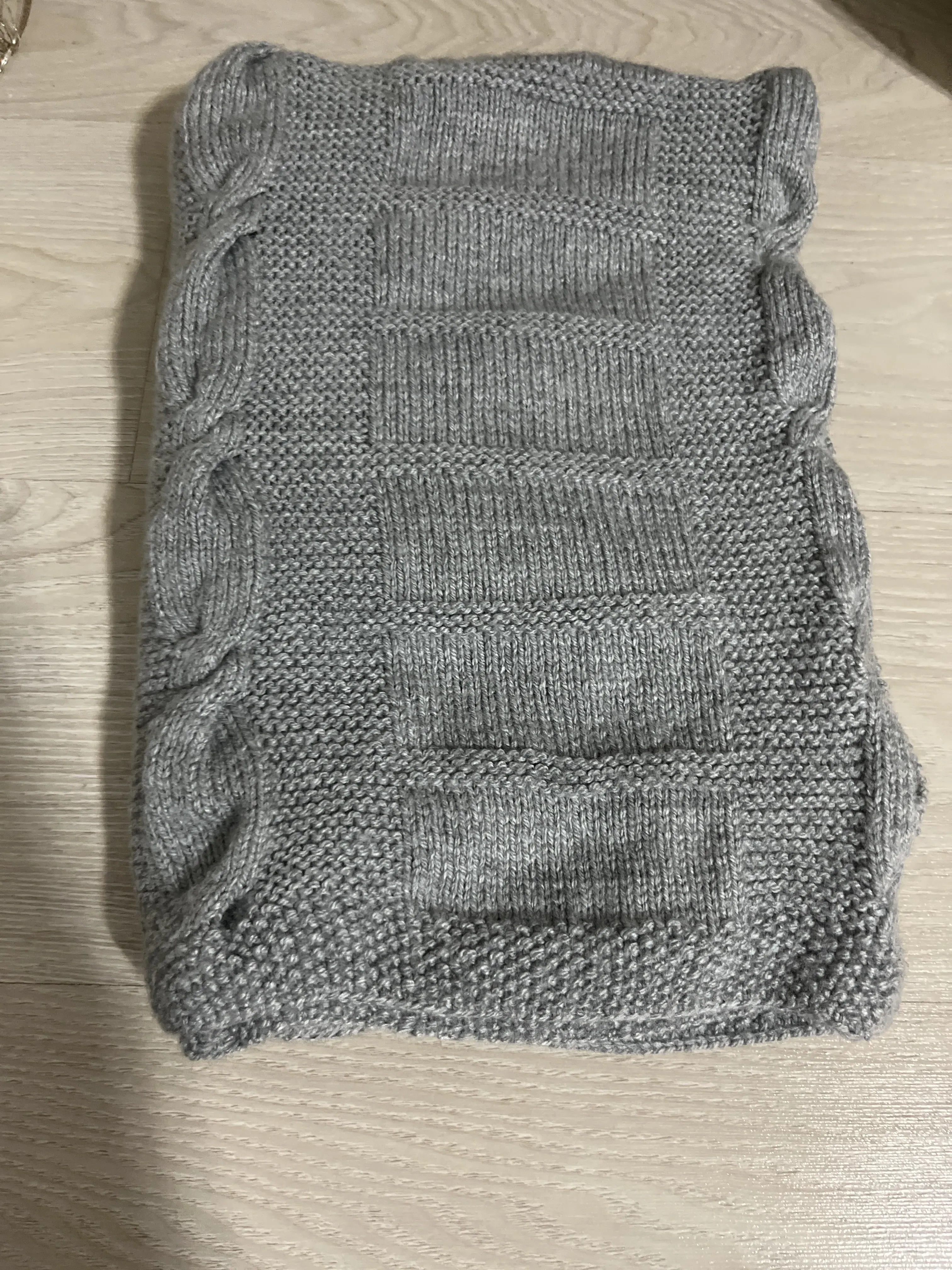 Gri Bebek Battaniye ve Yelek Takımı - Bebe İpiyle El Örmesi