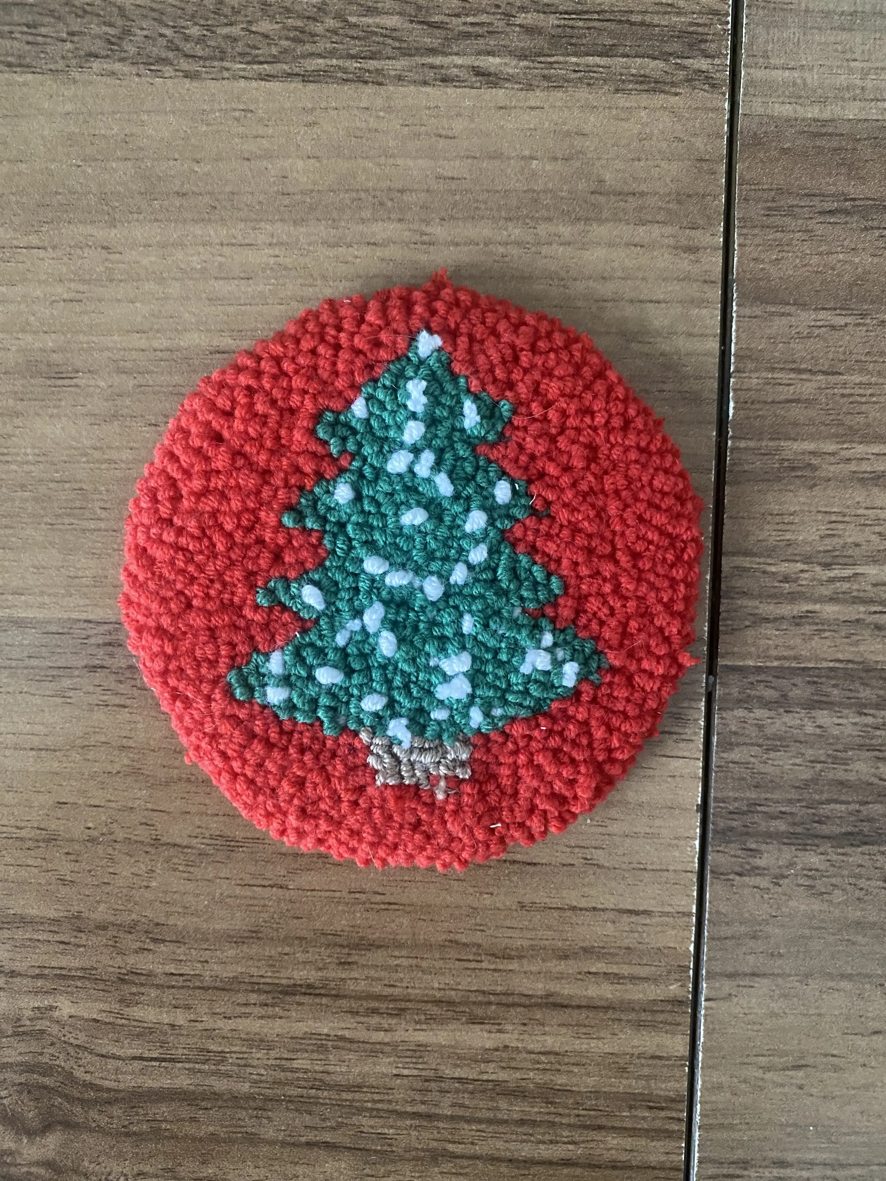 Punch Tekniği Kırmızı Zemin Yeşil Çam Ağacı Desenli Bardak Altlığı