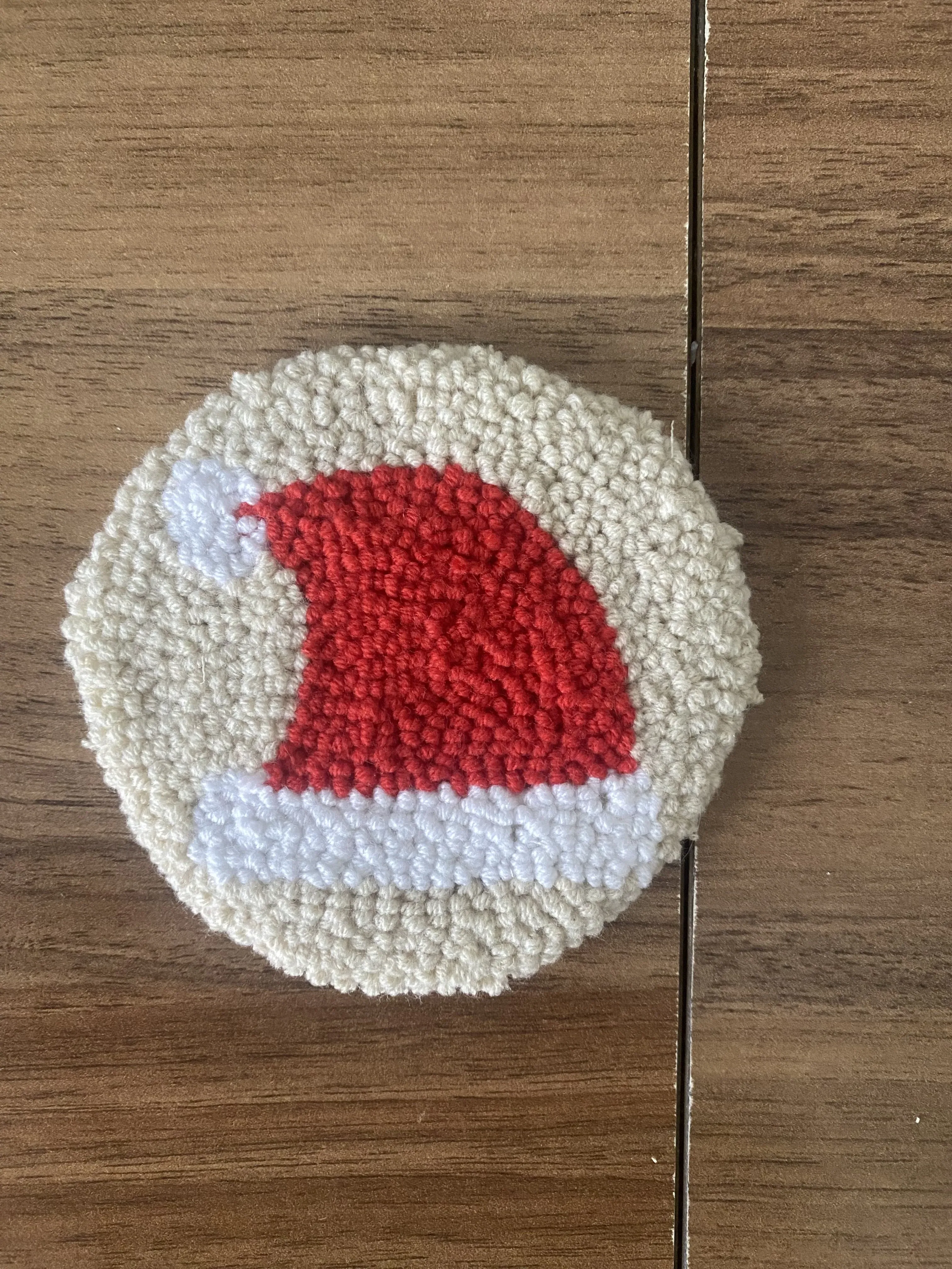 Punch Tekniği Noel Baba Şapkası Desenli Dekoratif Bardak Altlığı