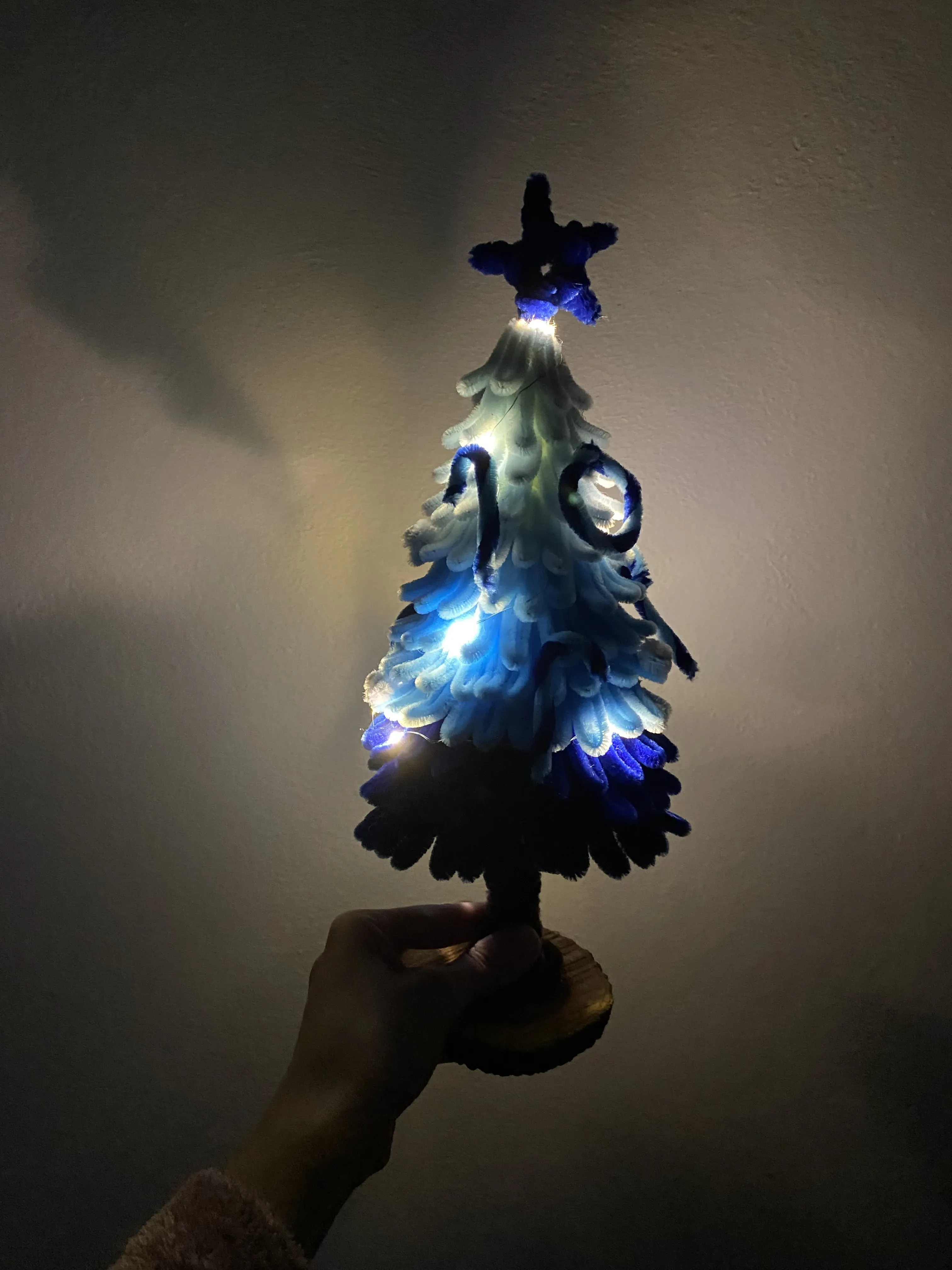 Mavi Tonlarında Tüylü Yılbaşı Ağacı - Ahşap Tabanlı Dekoratif