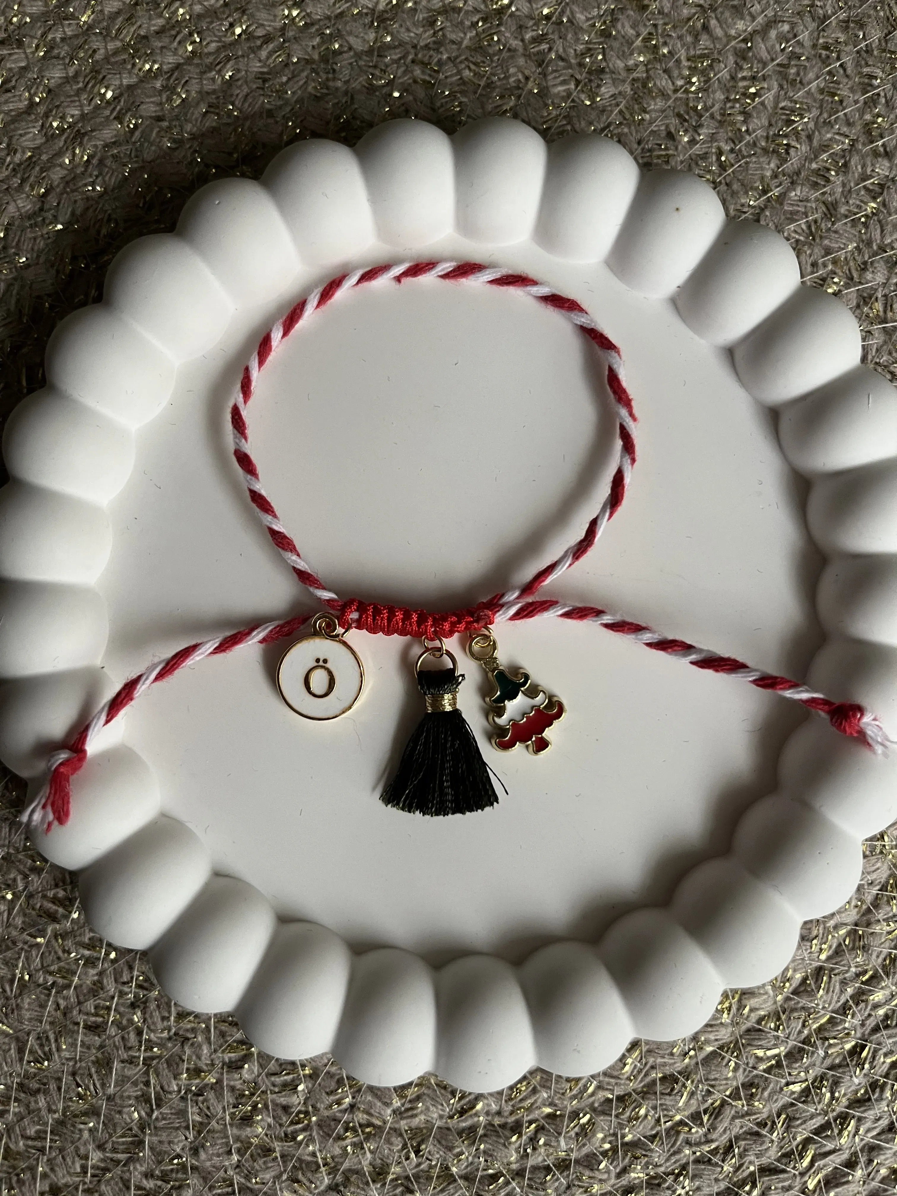 Kırmızı Beyaz İp Harf Charm, Püskül ve Yılbaşı Ağacı Detaylı El Yapımı Bileklik
