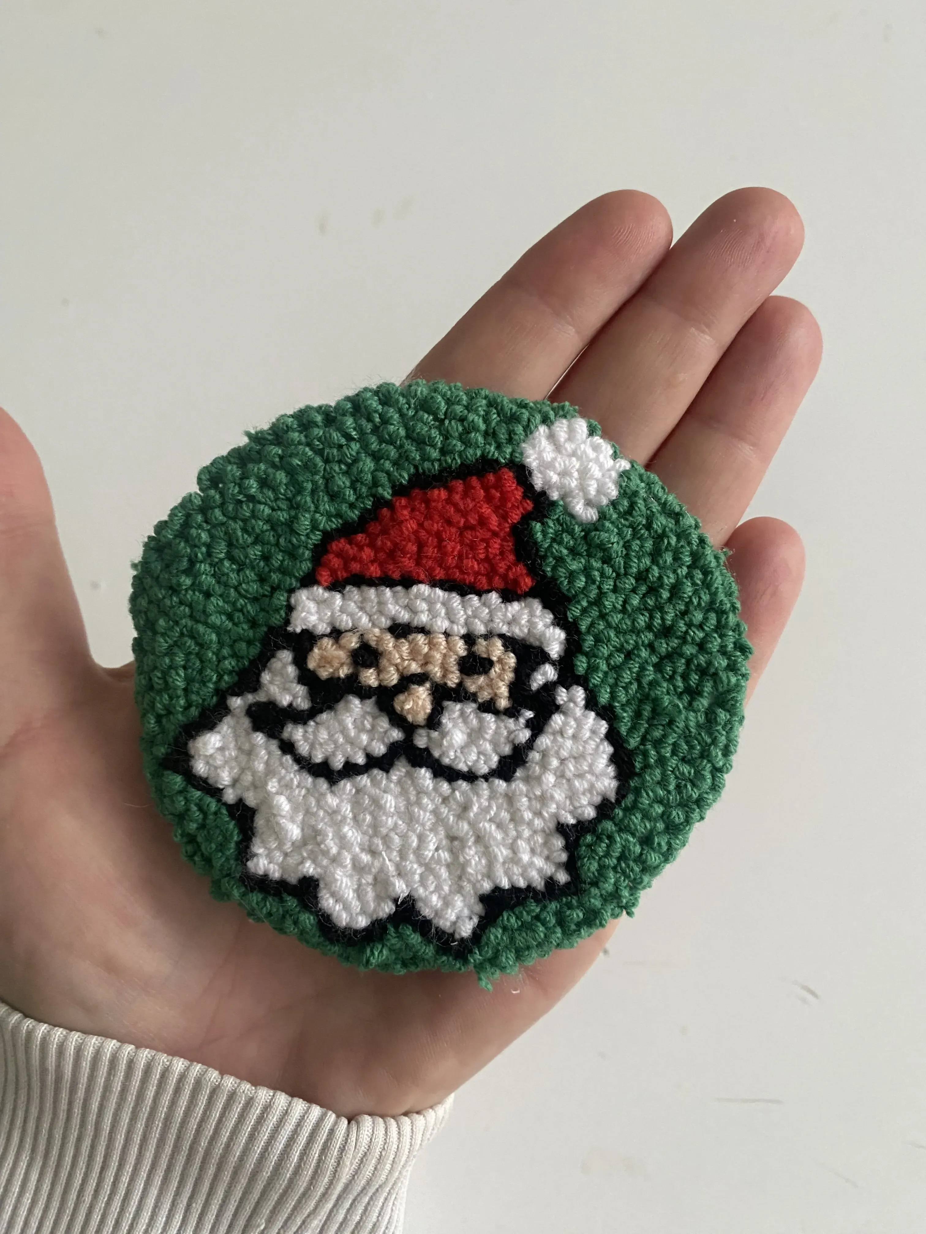 El Yapımı Noel Baba Motifli Örgü Yuvarlak Süs – Yılbaşı Temalı Dekor