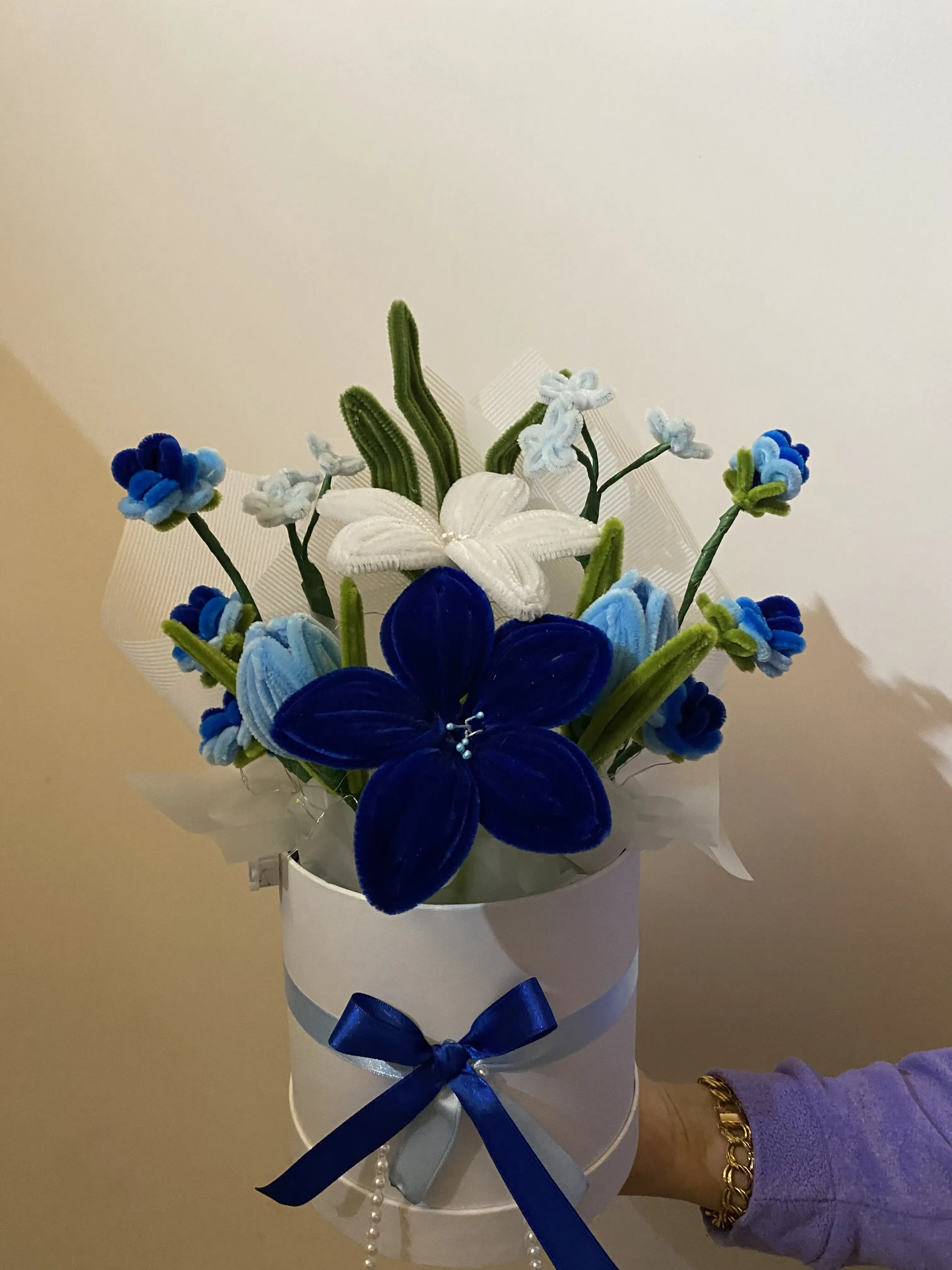 Şönil İplikten Mavi ve Beyaz Çiçek Aranjmanı - Işıklı Hediye