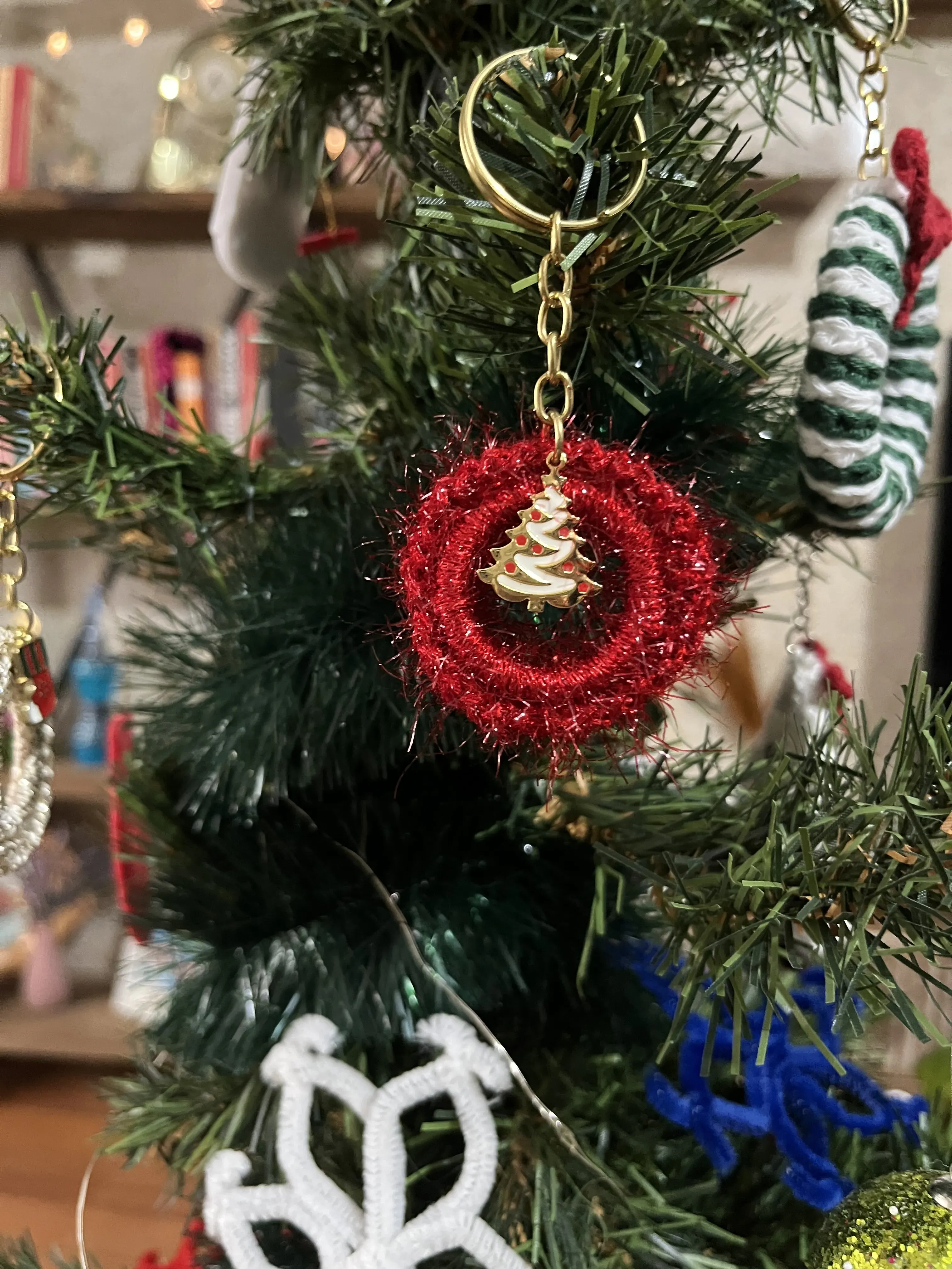 Yeni Yıl Temalı El Yapımı Anahtarlık – Kırmızı Simli Çam Ağacı Tasarım